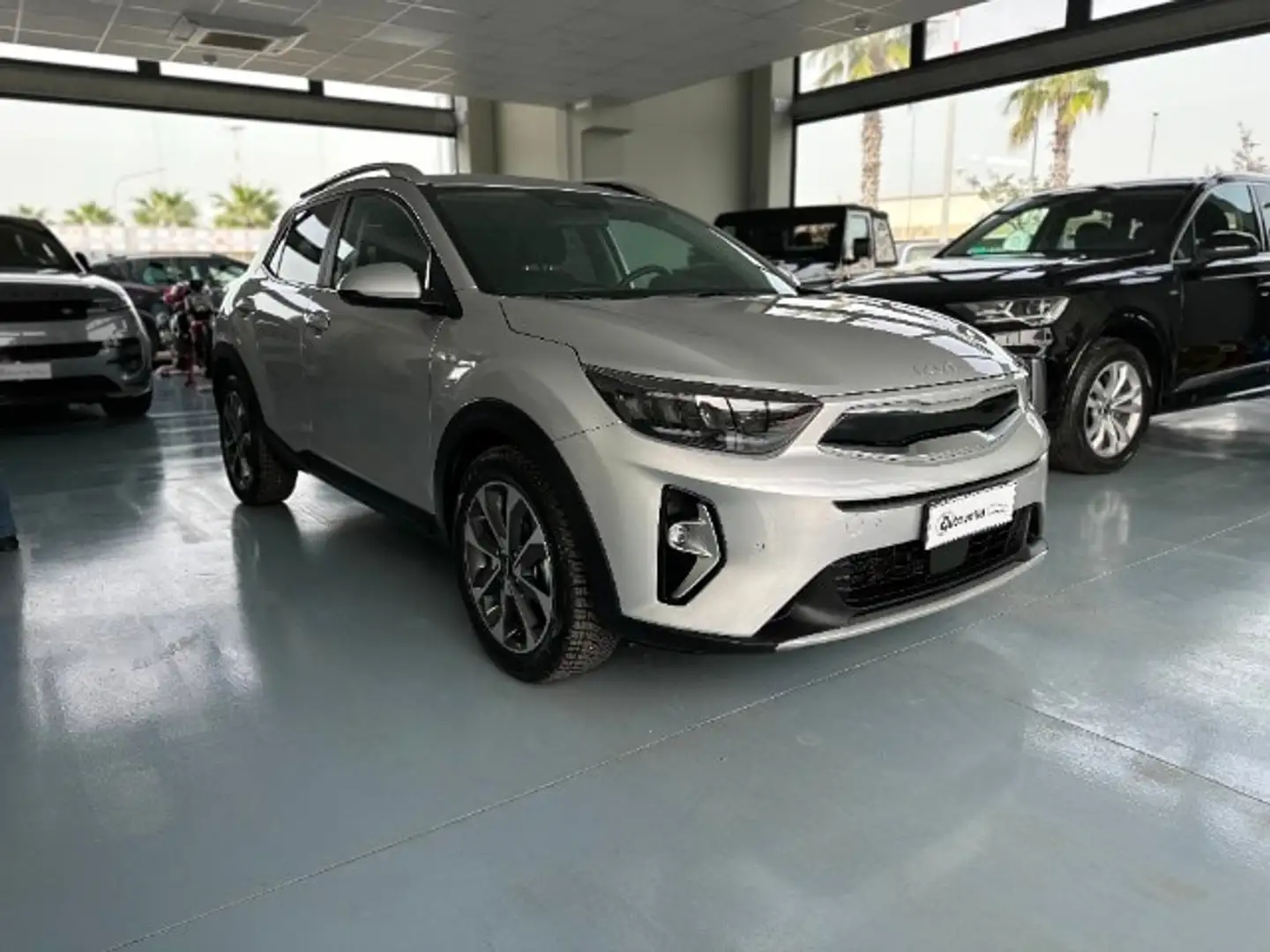 Kia Stonic 1.0 T-GDi 100 CV MHEV iMT Style Silber - 1