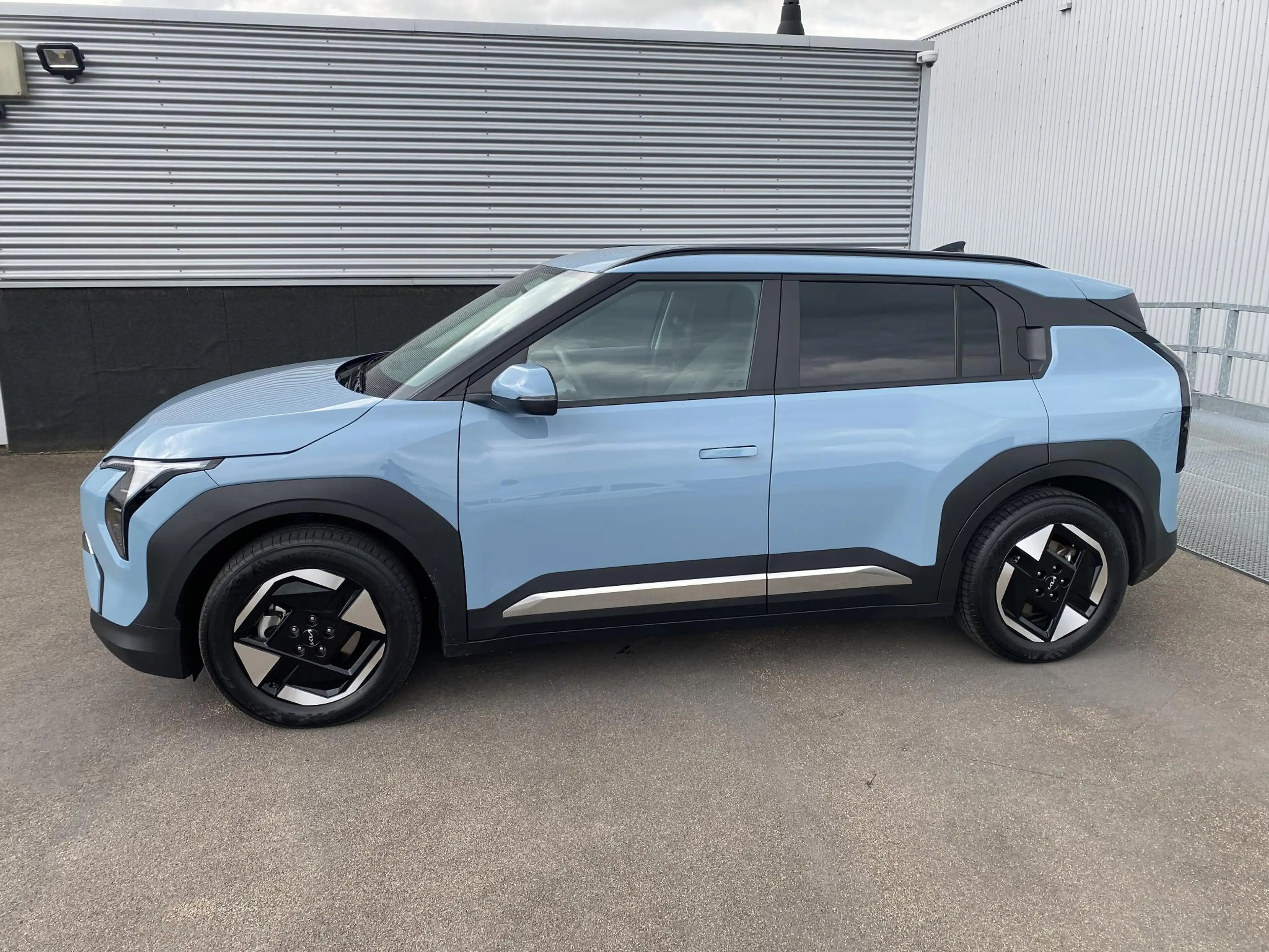 Kia EV3 Plus 81.4 kWh Nette auto, lage KM stand, dodehoekd — photo 3