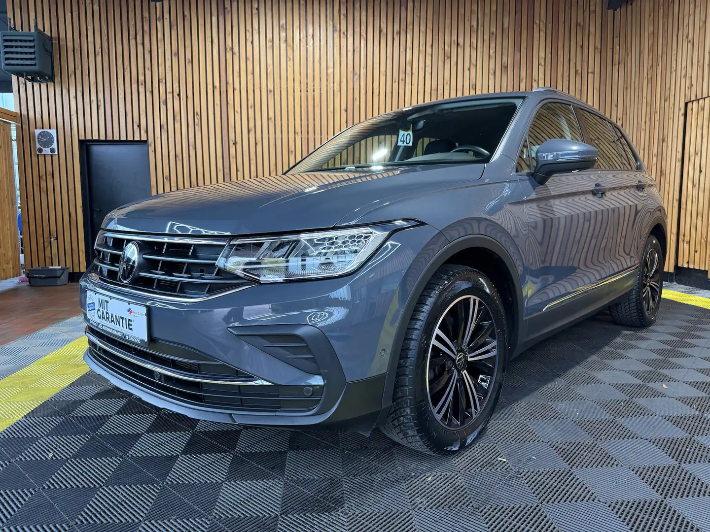 Volkswagen Tiguan 2,0 TDI Active DSG *Navi*AHK*Kam*ACC*LED Grau - 1