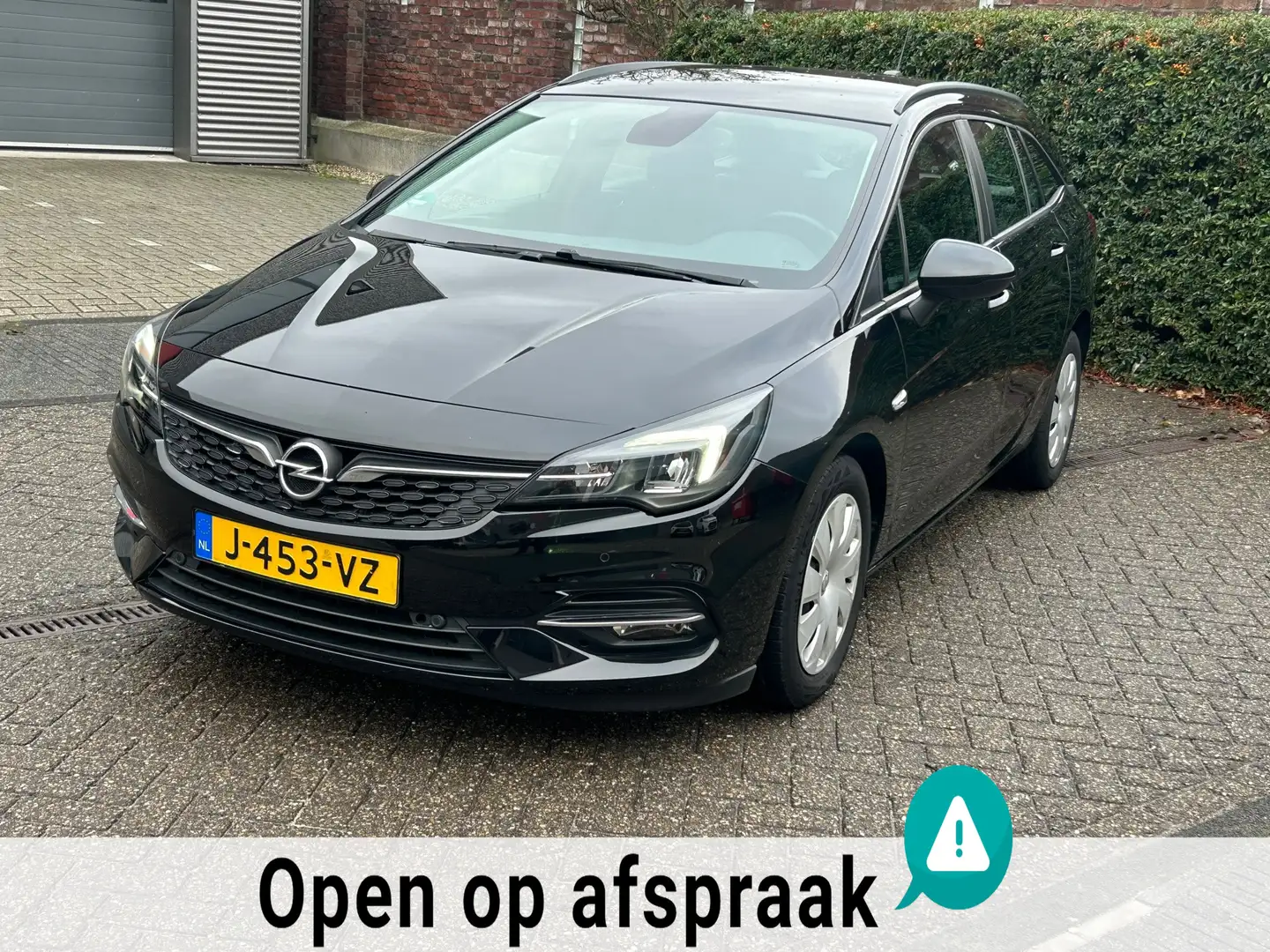 Opel Astra Sports Tourer 1.2 Business Edition Zwart - 1