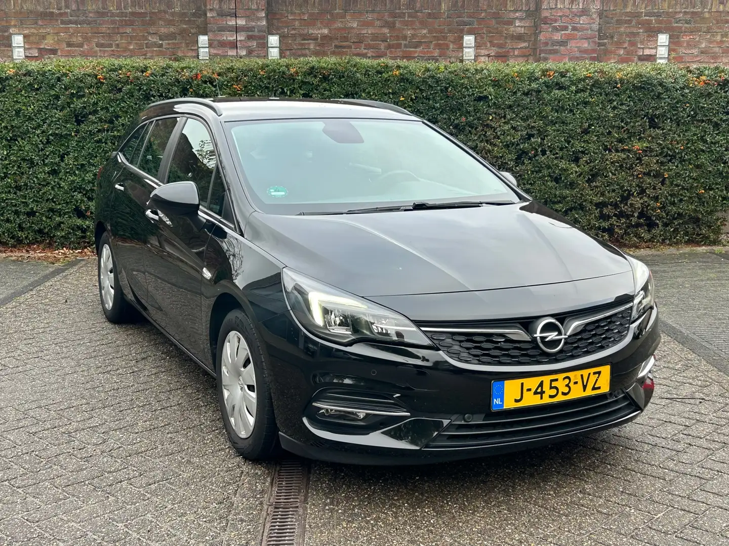 Opel Astra Sports Tourer 1.2 Business Edition Zwart - 2