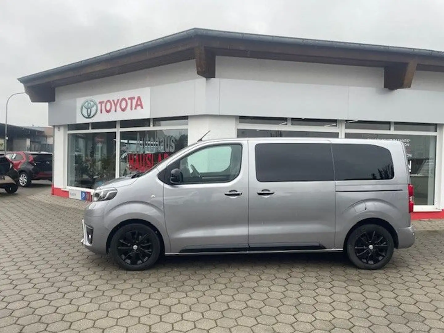 Toyota Proace Verso L1 Executive "Black Edition" Grau - 2
