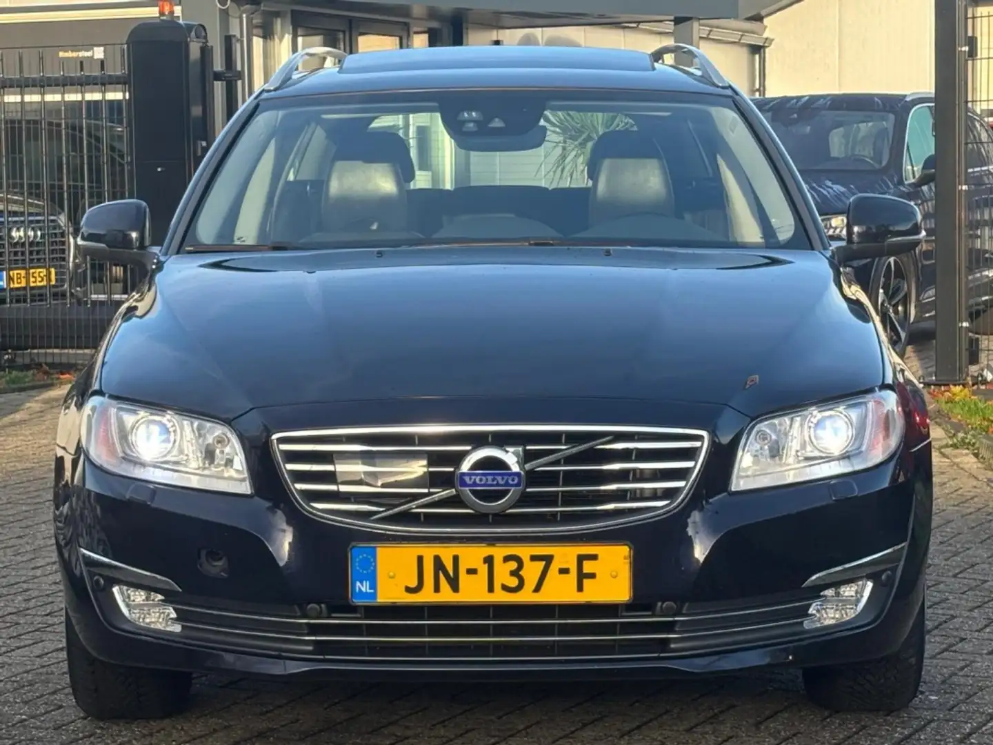 Volvo V70 2.0 D3 NL Auto 2016 Trekhaak Schuifdak Blauw - 2