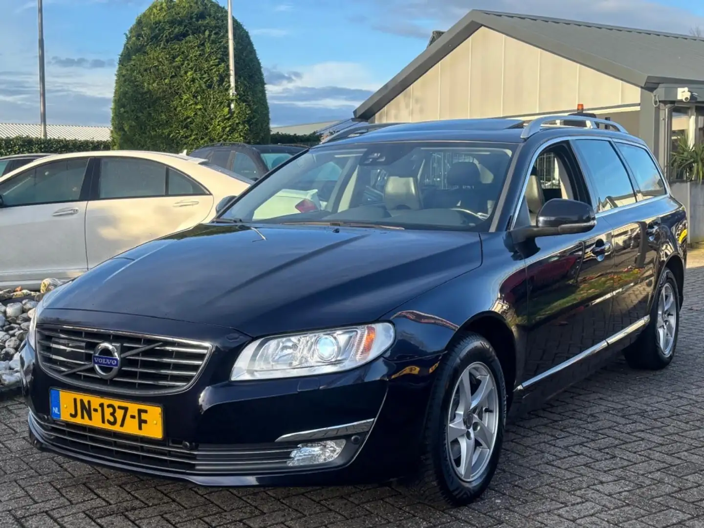 Volvo V70 2.0 D3 NL Auto 2016 Trekhaak Schuifdak Blauw - 1