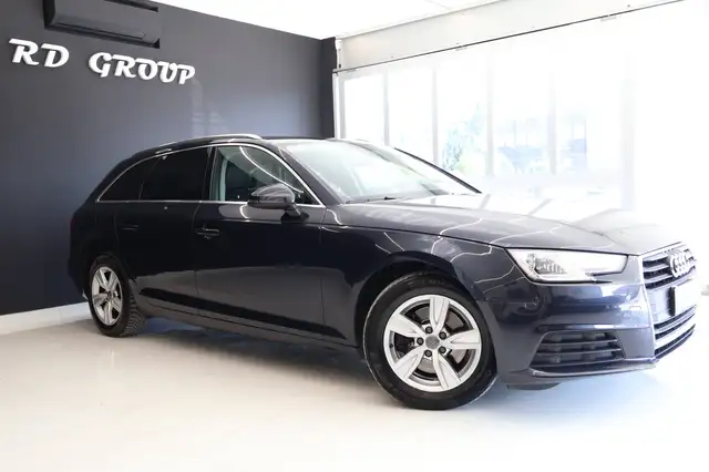 Audi A4 view 4