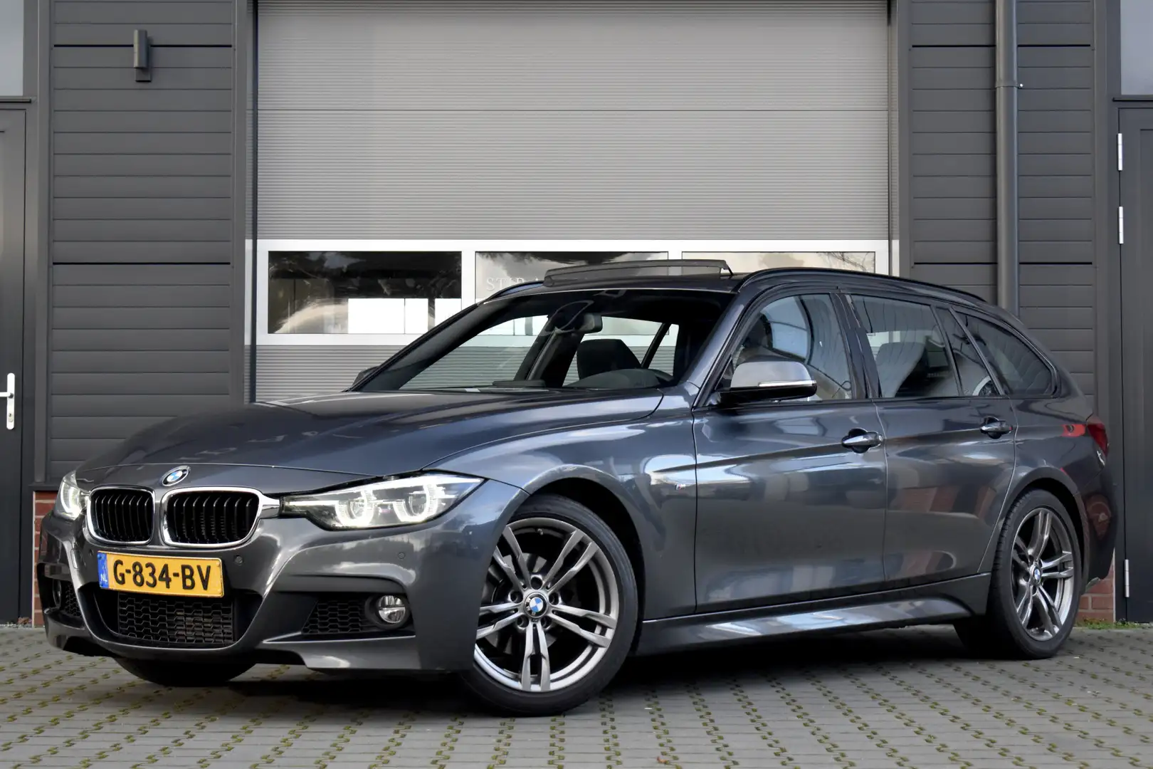 BMW 318 3 Serie Touring 318i M Sport Shadow Edition | Pano Grijs - 1