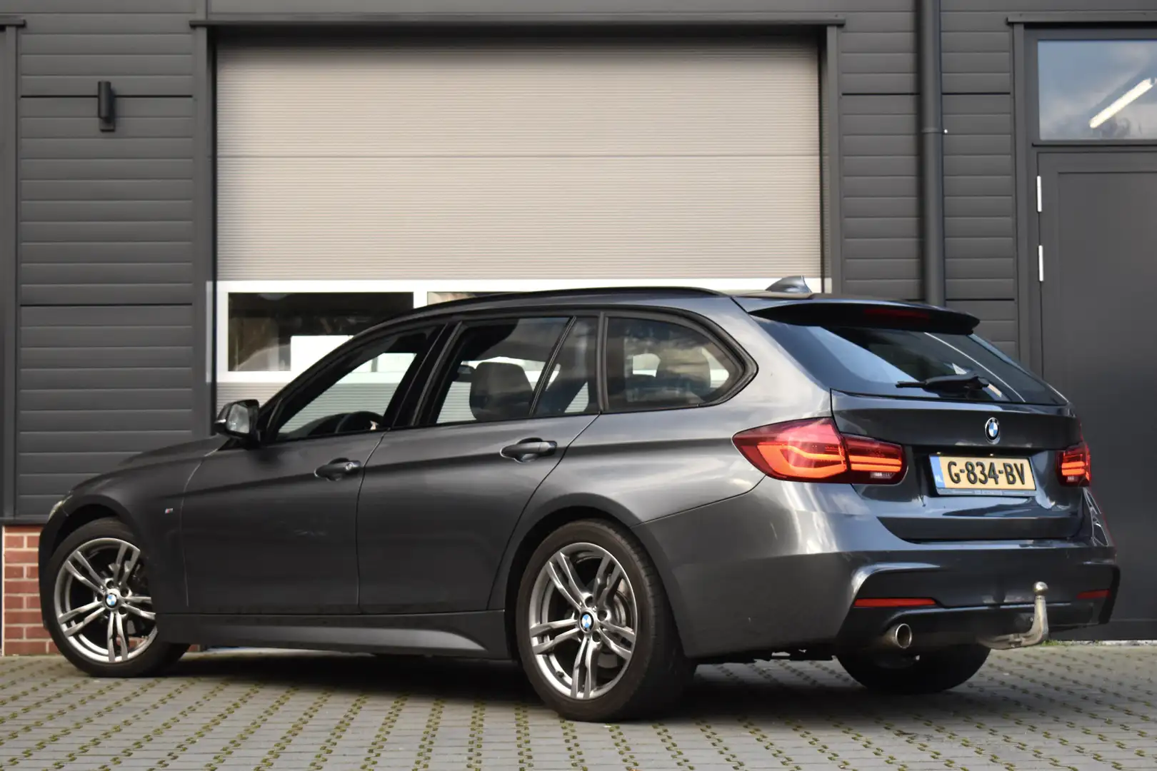 BMW 318 3 Serie Touring 318i M Sport Shadow Edition | Pano Grijs - 2