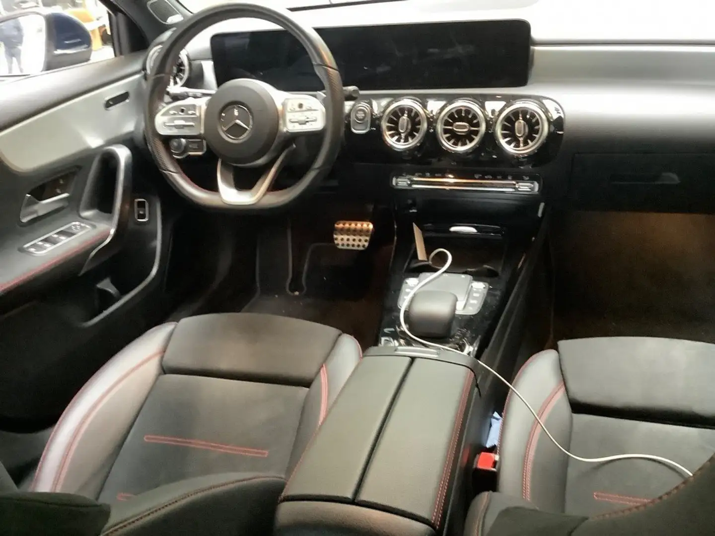 Mercedes-Benz A 250 A 250e AMG Line Blau - 2