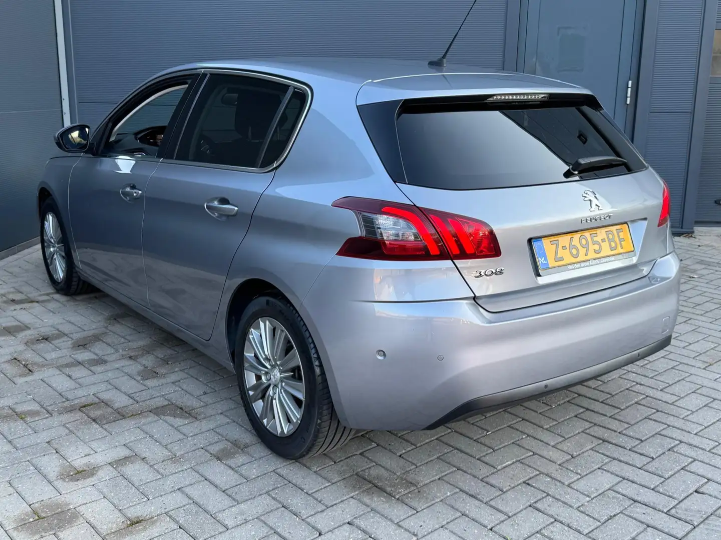 Peugeot 308 1.2 PureTech / 360 Camera / VC / Navi Grijs - 2
