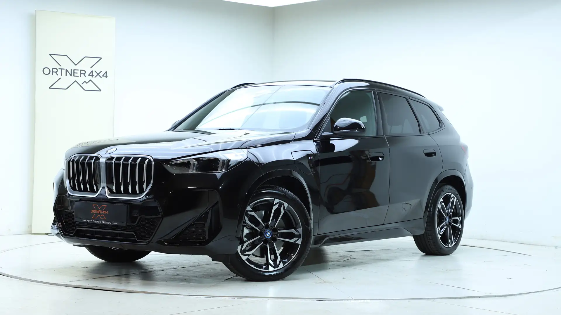 BMW X1 30e xDrive M Sport Plugin Hybrid Schwarz - 1