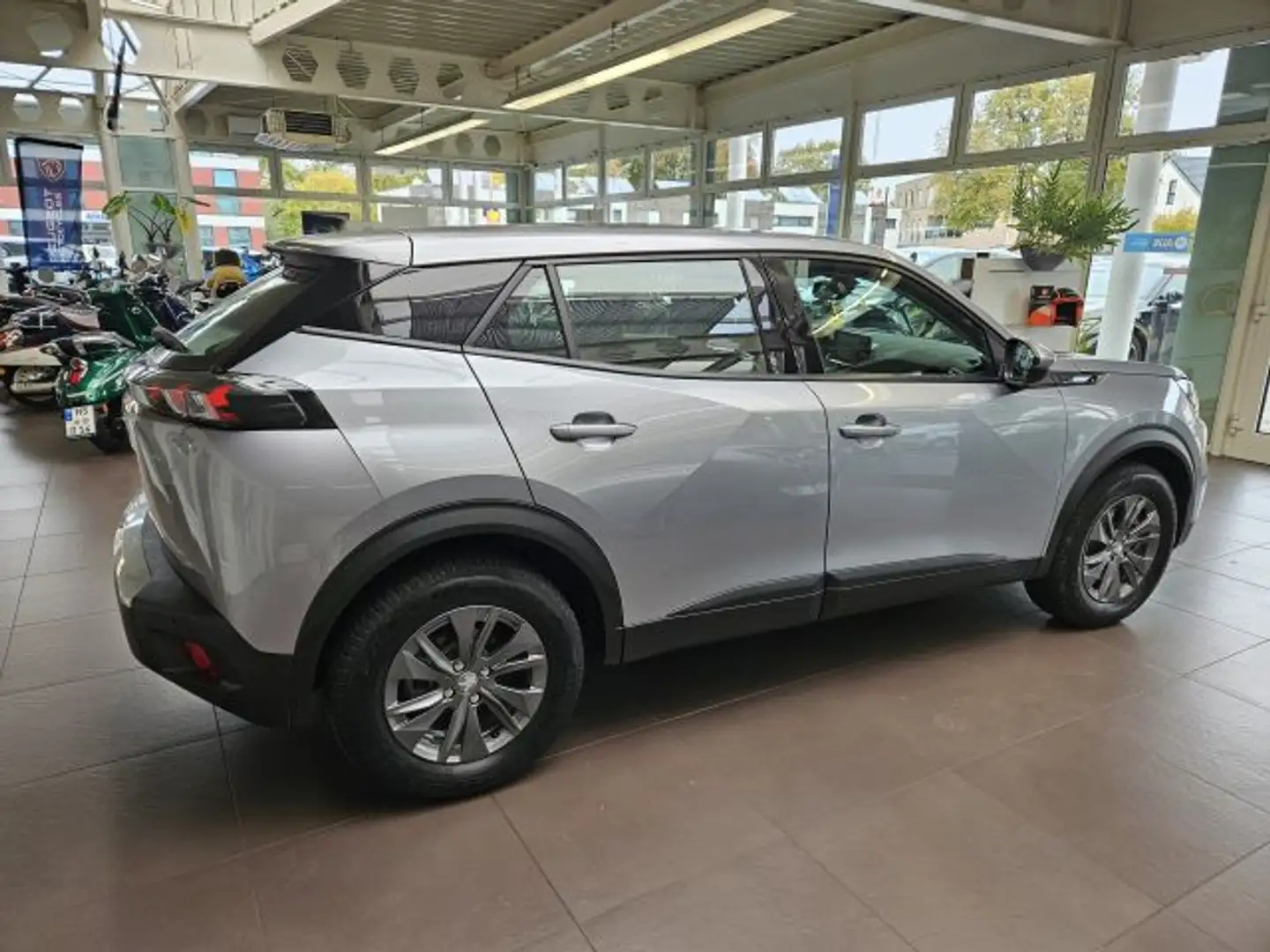Peugeot 2008 Elektro Active Pack Silber - 2