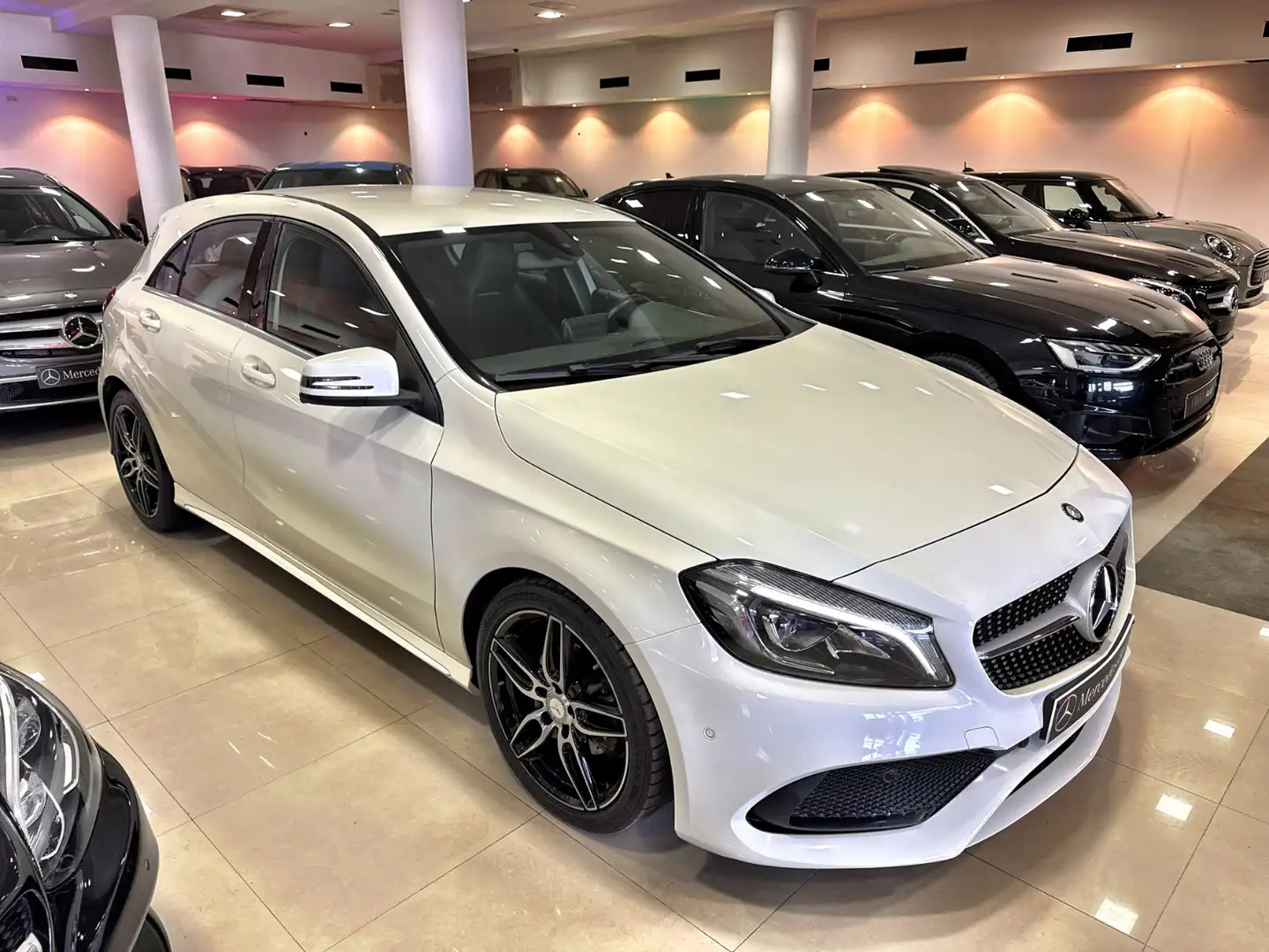 Mercedes-Benz A 180 BE AMG Line Blanco - 2