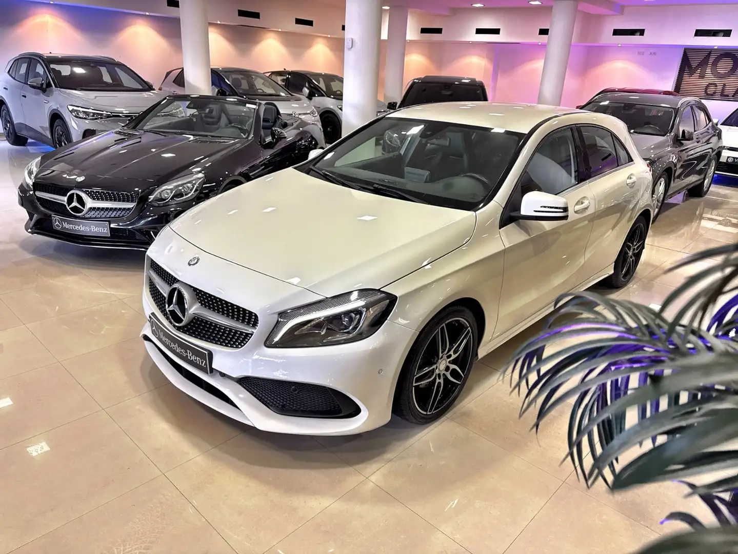 Mercedes-Benz A 180 BE AMG Line Blanco - 1