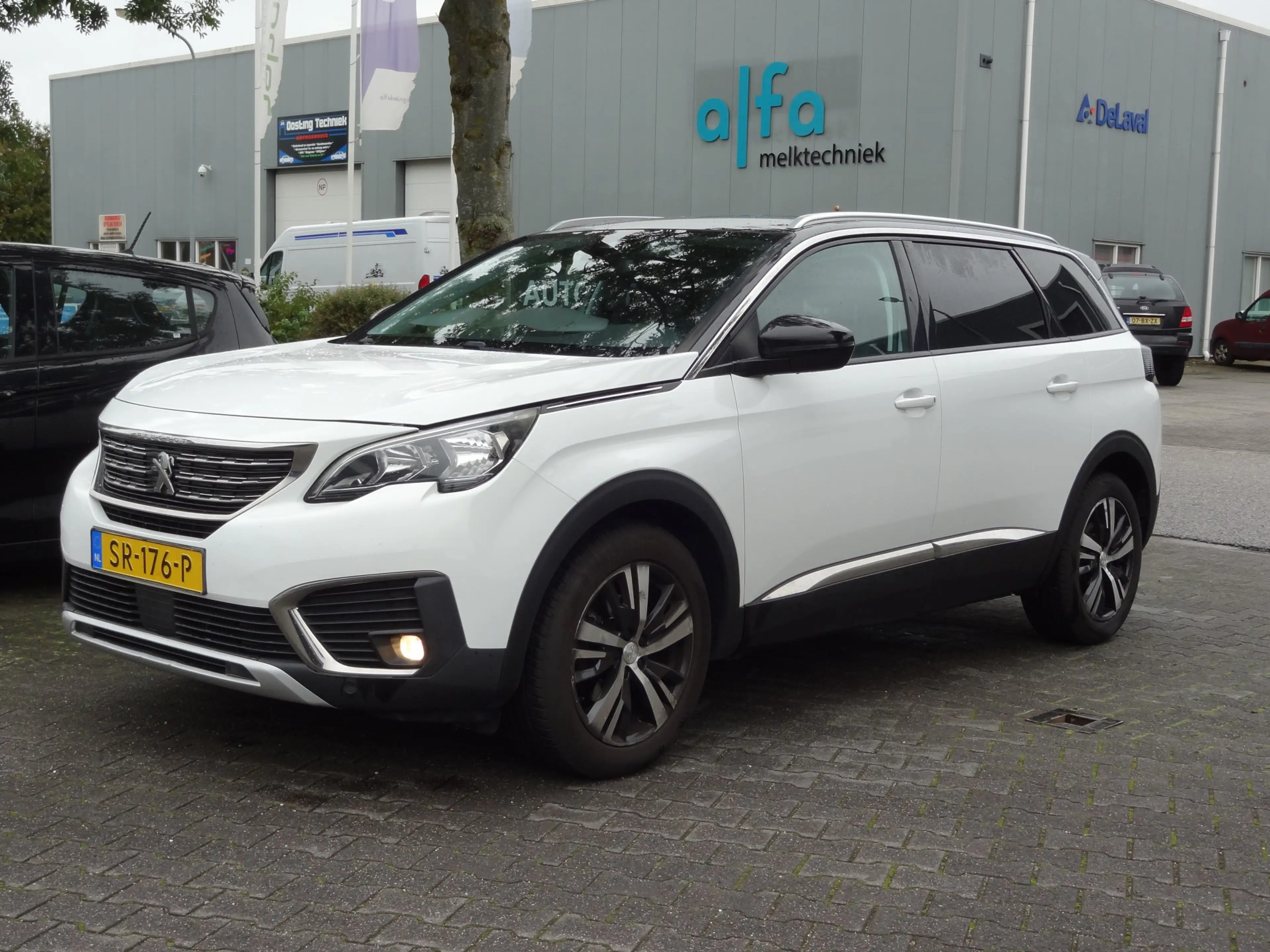 Peugeot 5008 1.2 PureTech Allure — photo 4