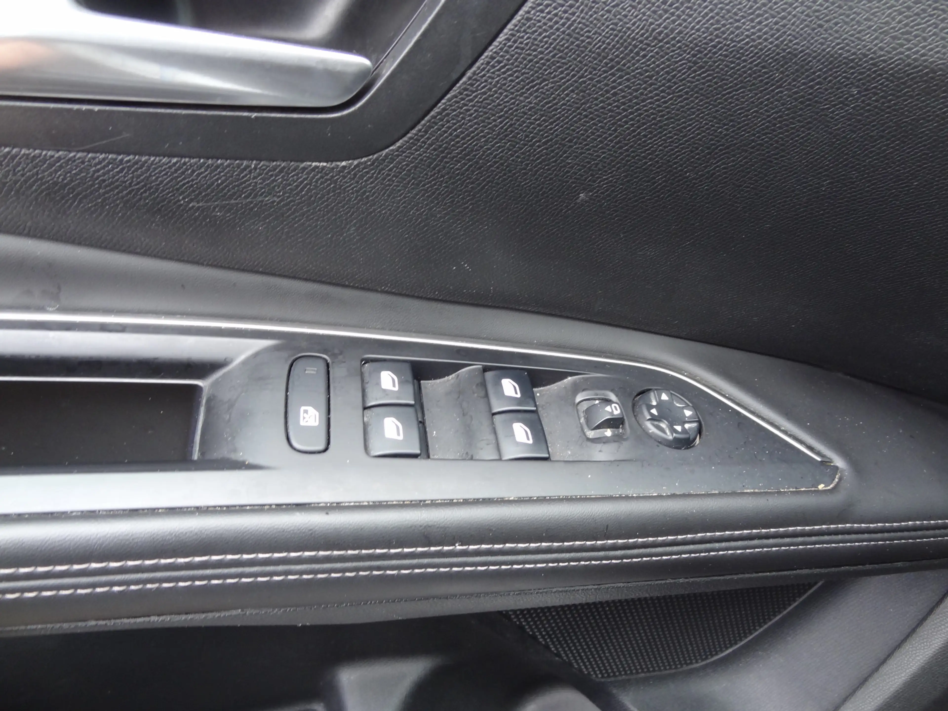 Peugeot 5008 1.2 PureTech Allure — photo 17
