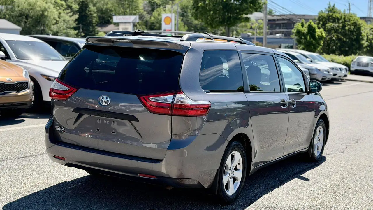 Toyota Sienna photo Toyota Sienna