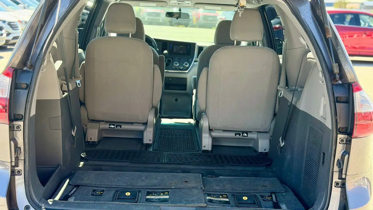 Toyota Sienna photo Toyota Sienna