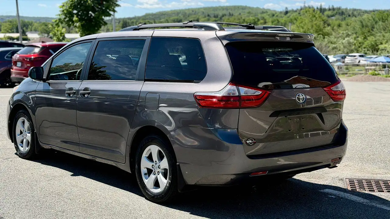 Toyota Sienna photo Toyota Sienna