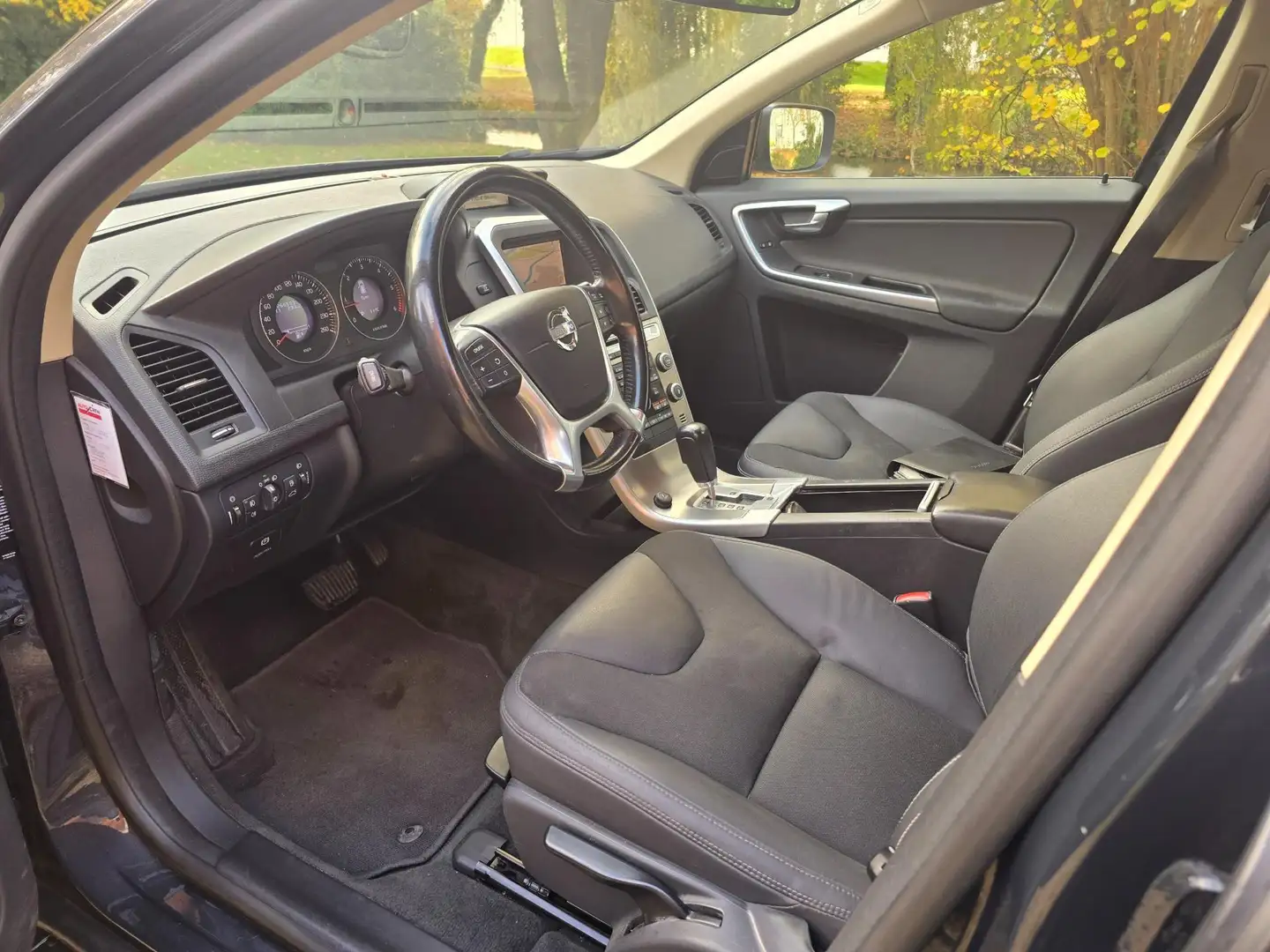 Volvo XC60 2.4 D5 AWD AUTOMAAT/navi/CRUISE/airco Gris - 2