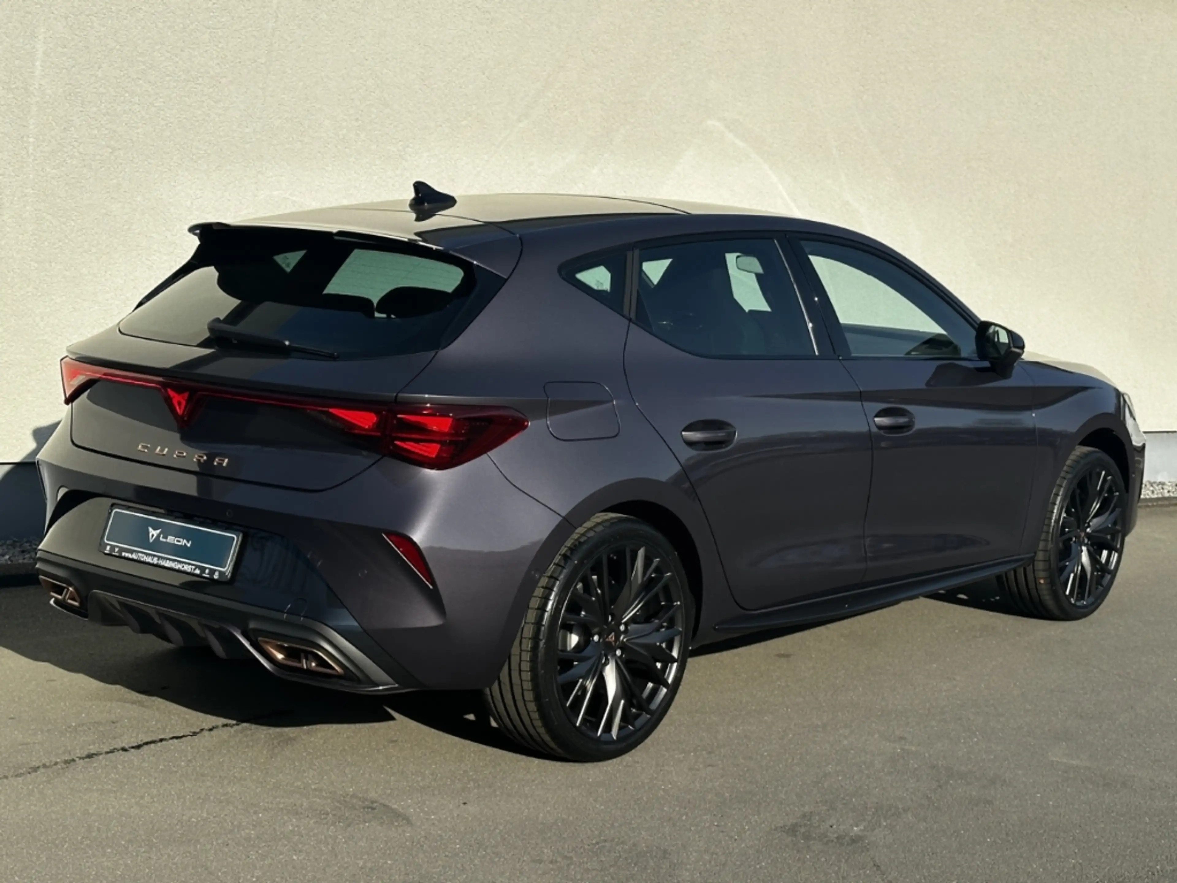 CUPRA Leon 1.5 e-Hybrid DSG VZ Black Edition DCC ACC Pano Mat — photo 4