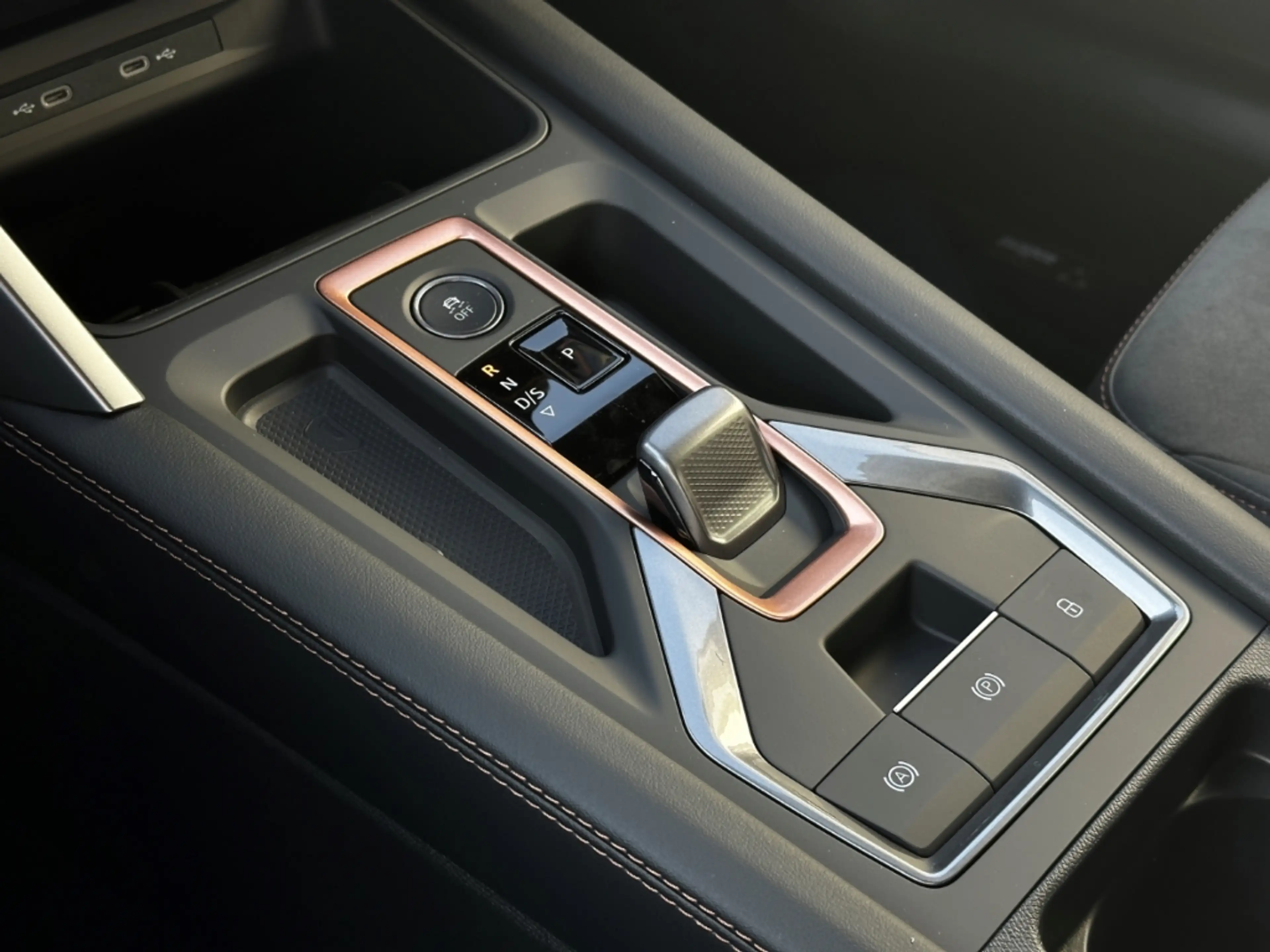 CUPRA Leon 1.5 e-Hybrid DSG VZ Black Edition DCC ACC Pano Mat — photo 14