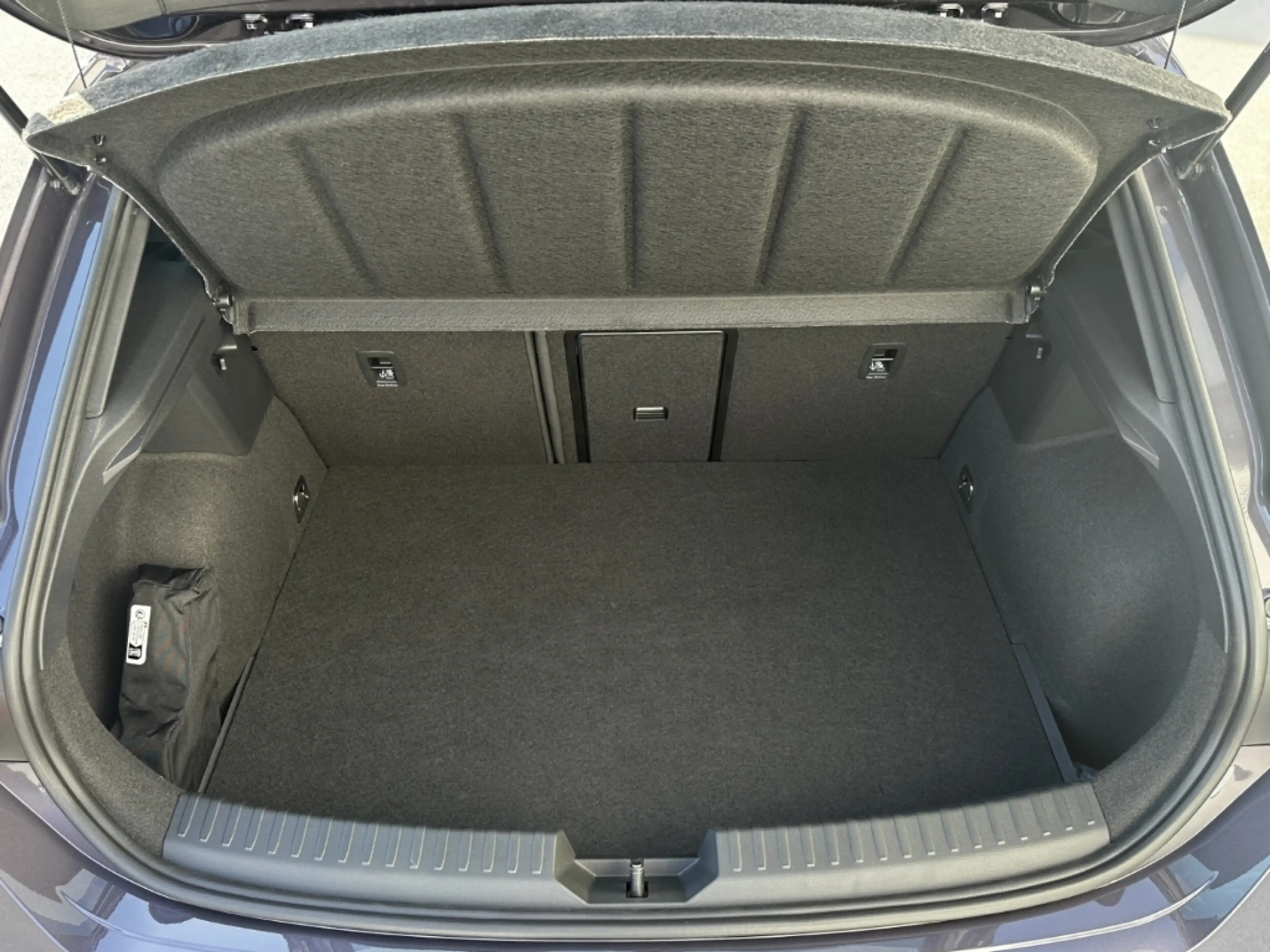 CUPRA Leon 1.5 e-Hybrid DSG VZ Black Edition DCC ACC Pano Mat — photo 9