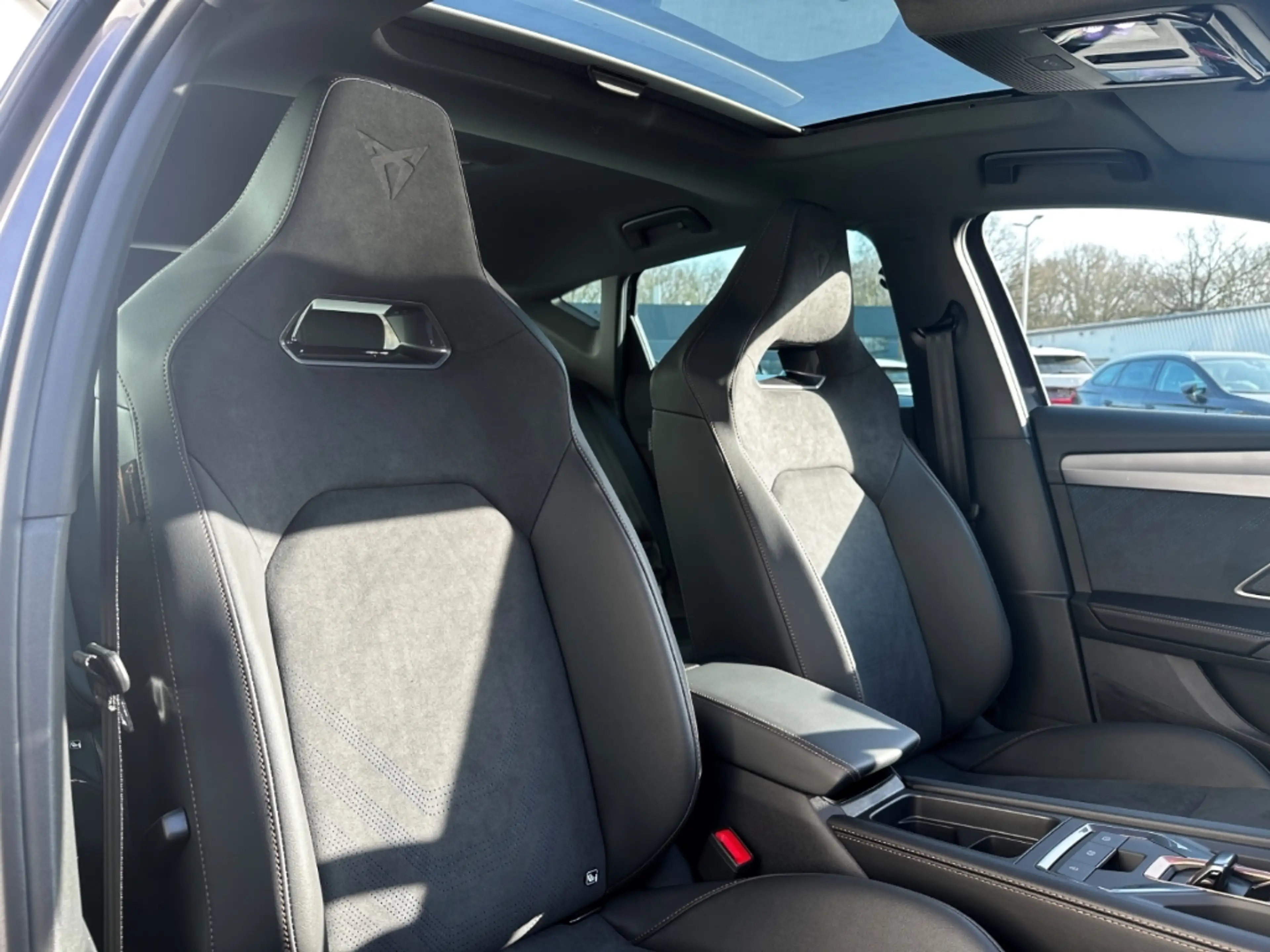 CUPRA Leon 1.5 e-Hybrid DSG VZ Black Edition DCC ACC Pano Mat — photo 6