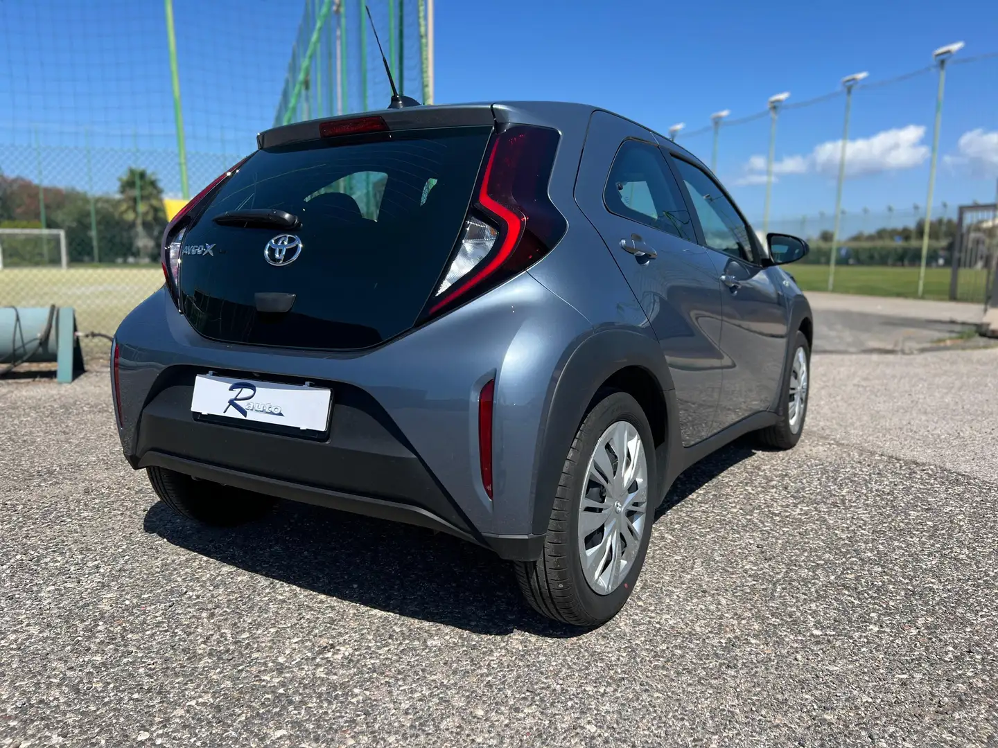 Toyota Aygo X 1.0 Active 72cv PREZZO REALE Grigio - 2