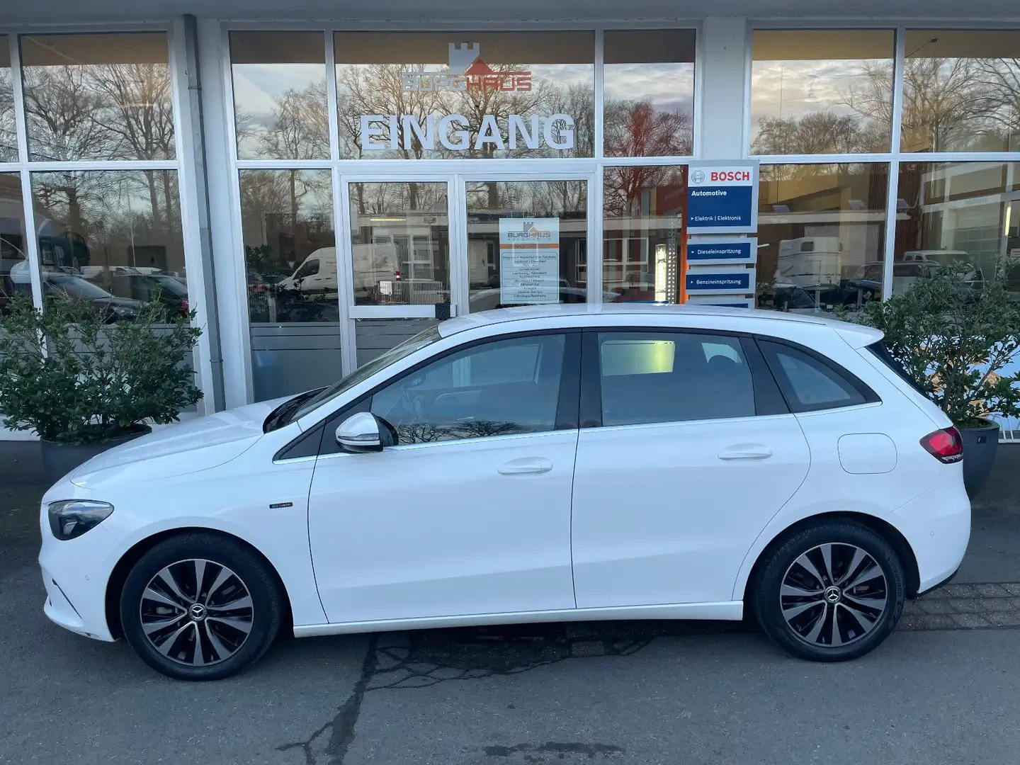 Mercedes-Benz B 250 e STYLE/BUSINESS/AUTOM./KAMERA/LED/PTS/1HD Bílá - 2
