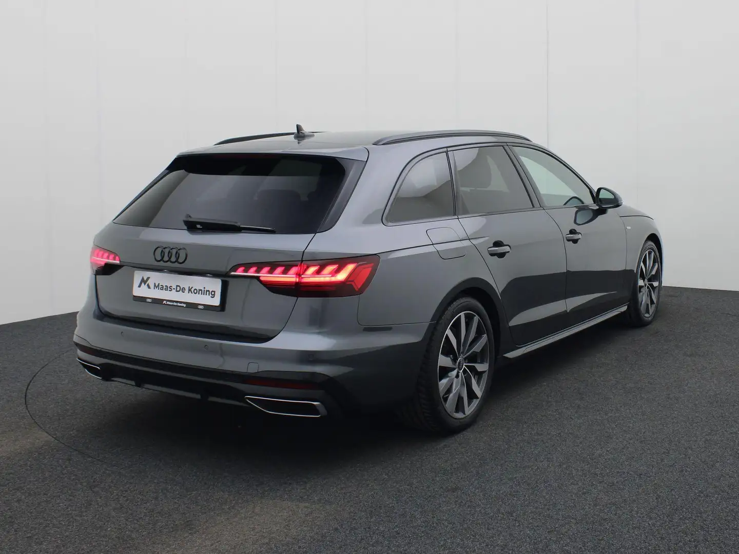 Audi A4 Avant 35 TFSI/150PK S edition Competition · Naviga Grijs - 2