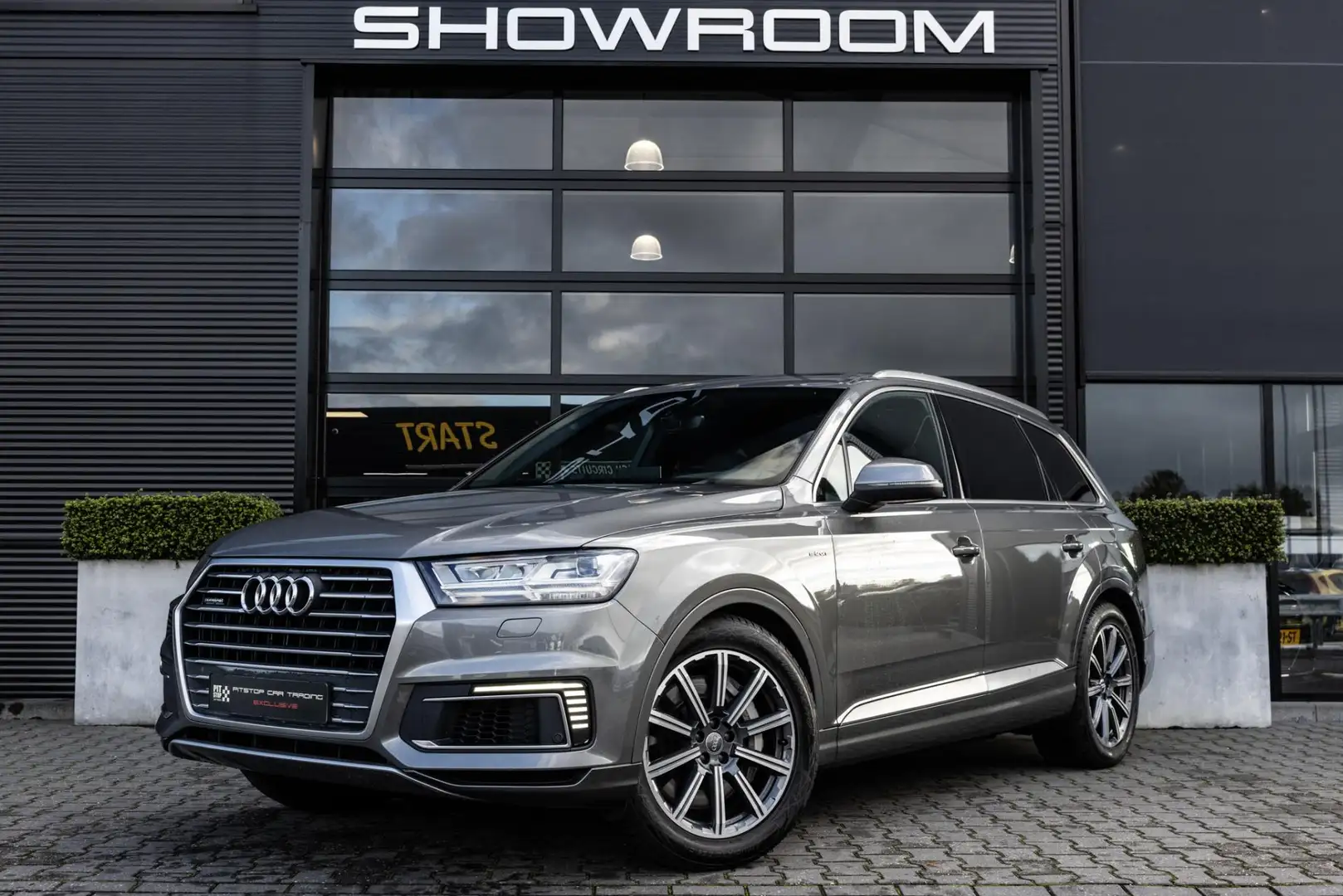 Audi Q7 e-tron 3.0 TDI quattro S-Line, NAP, Pano, Camera! Keurig! Gris - 2