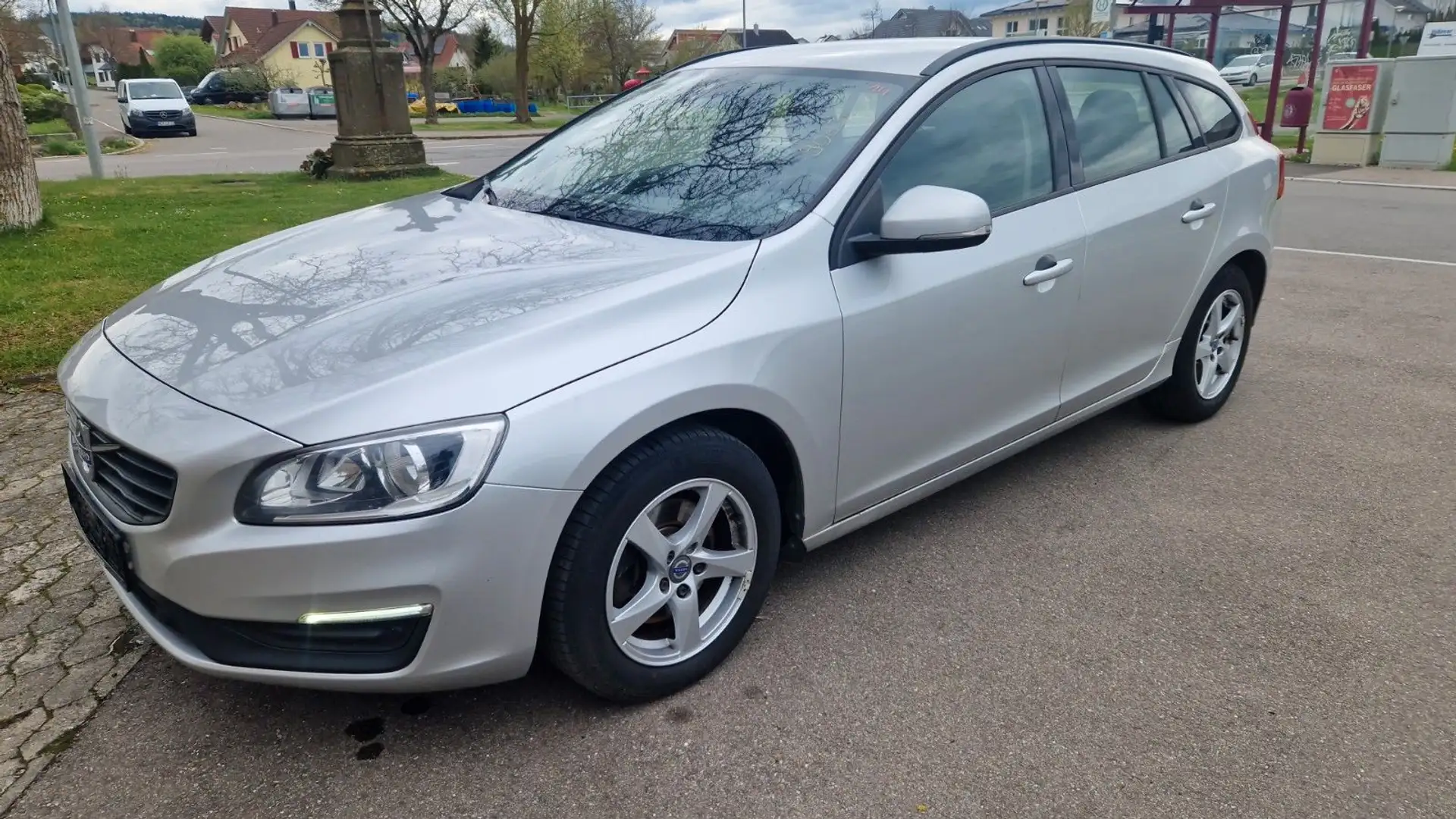 Volvo V60 2,0 D3 Kinetic*Navi*TÜV/Service neu*Garantie Argent - 1