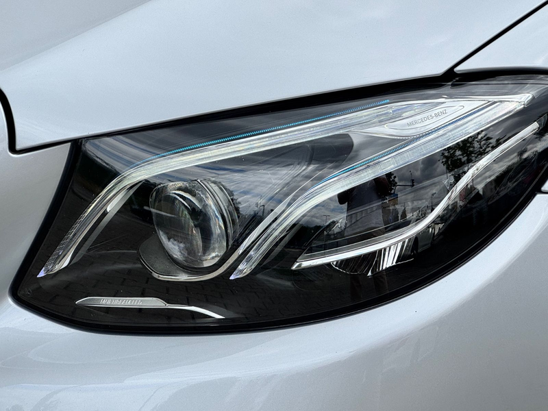 Mercedes-Benz E 220 d T Avantgarde AHK LED KAM Ambiente-Beleuc — photo 4
