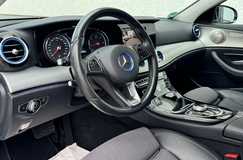 Mercedes-Benz E 220 d T Avantgarde AHK LED KAM Ambiente-Beleuc — photo 9