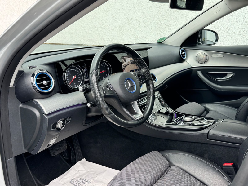Mercedes-Benz E 220 d T Avantgarde AHK LED KAM Ambiente-Beleuc — photo 8