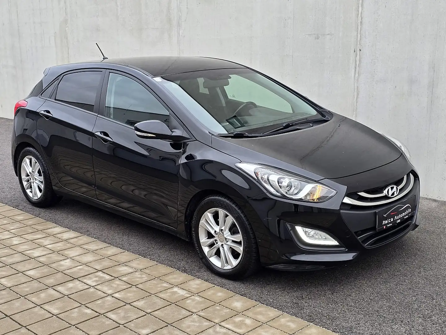 Hyundai i30 1,6 CRDi *1.Besitz *Sitzheizung *PDC *AHK abneh... Schwarz - 1