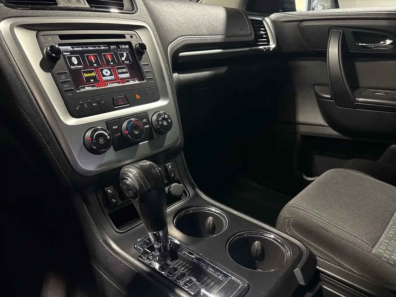 GMC Acadia снимка GMC Acadia