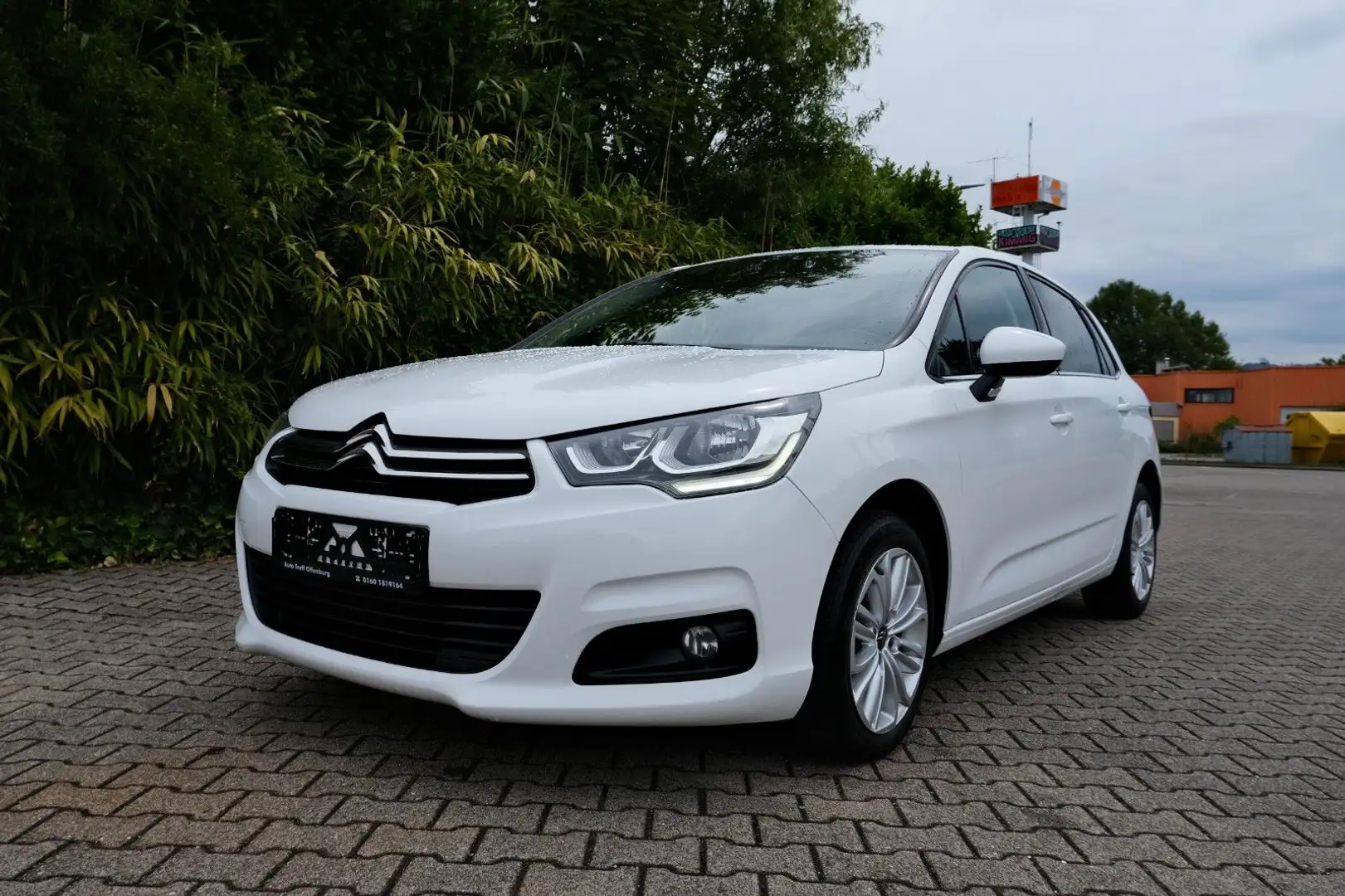 Citroen C4 Lim. Selection Navi Klima PDC Tüv neu Euro 6 Weiß - 2