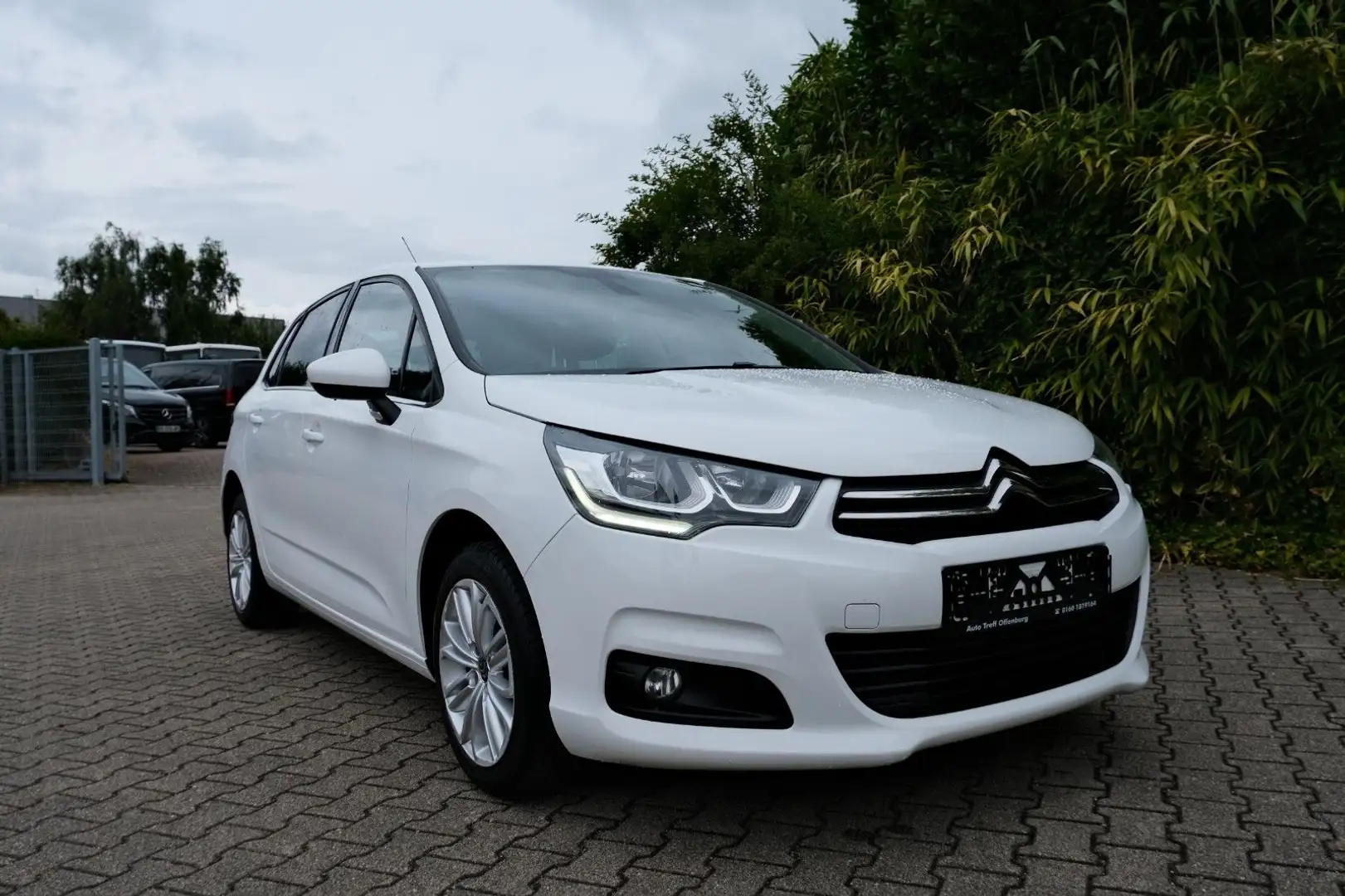 Citroen C4 Lim. Selection Navi Klima PDC Tüv neu Euro 6 Weiß - 1