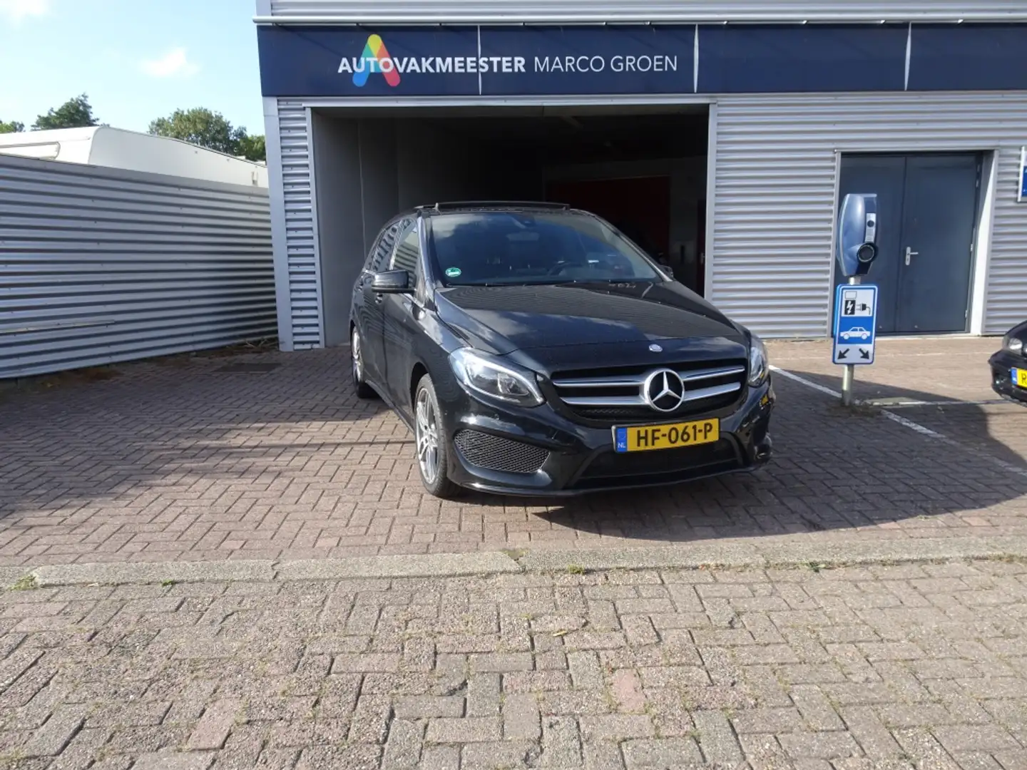 Mercedes-Benz B 180 trekhaak, Panorama dak Ambition Noir - 1