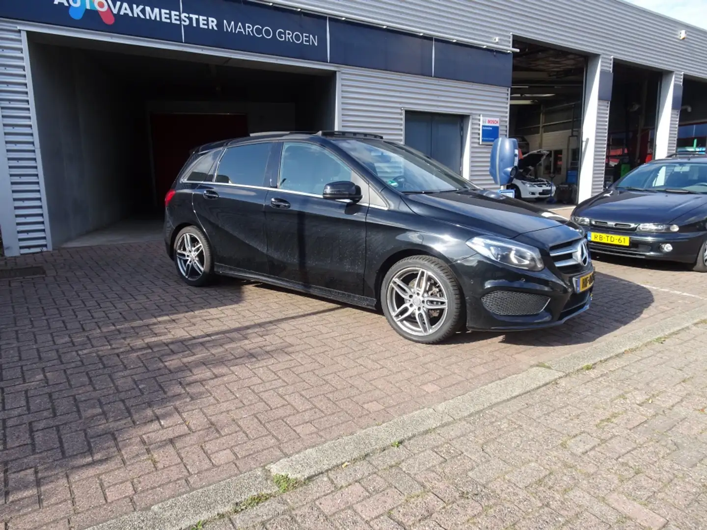 Mercedes-Benz B 180 trekhaak, Panorama dak Ambition Noir - 2