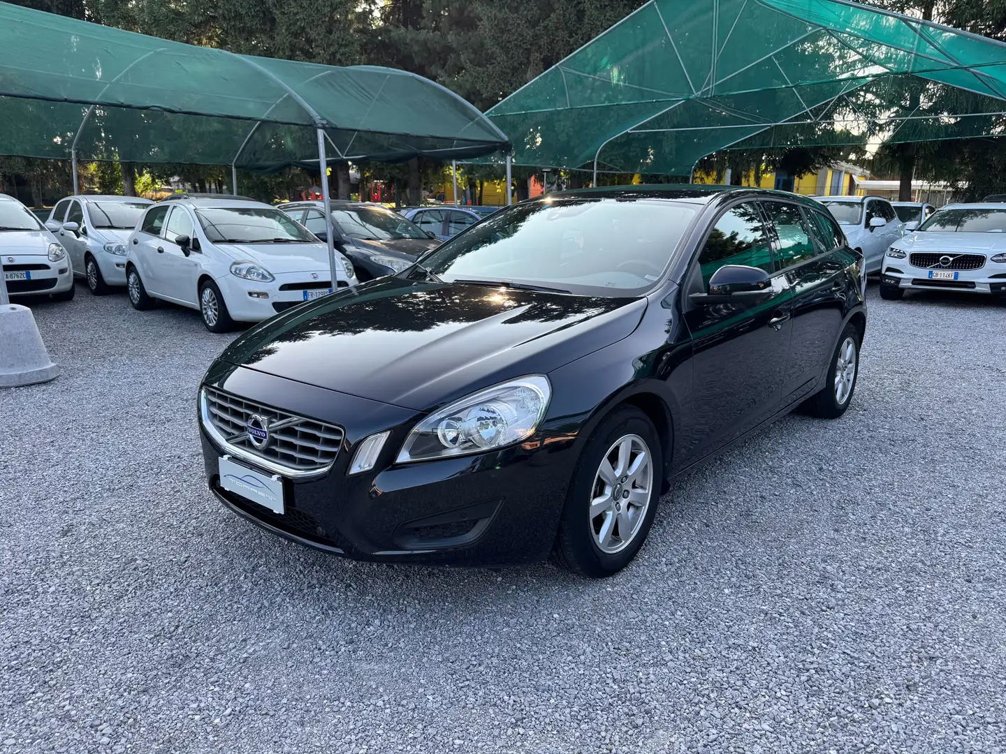 Volvo V60 1.6 t3 Momentum powershift Zwart - 1