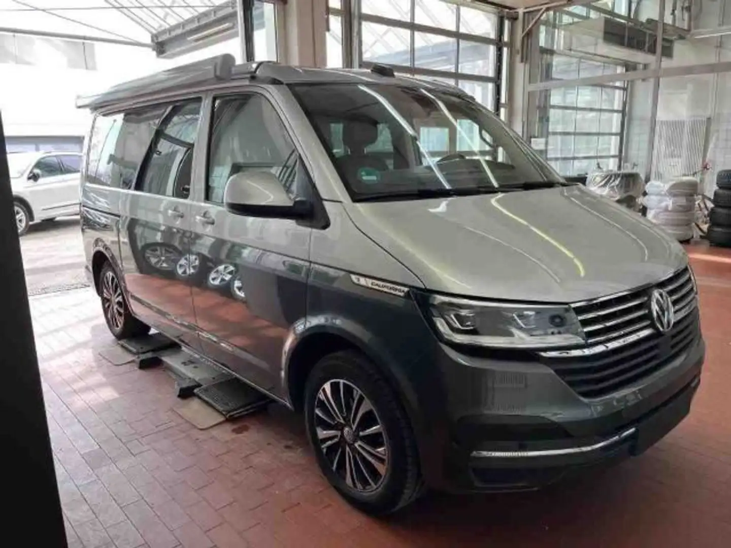 Volkswagen T6.1 California BEACH STHZG AHK MARKISE eSITZE 7 Srebrny - 2