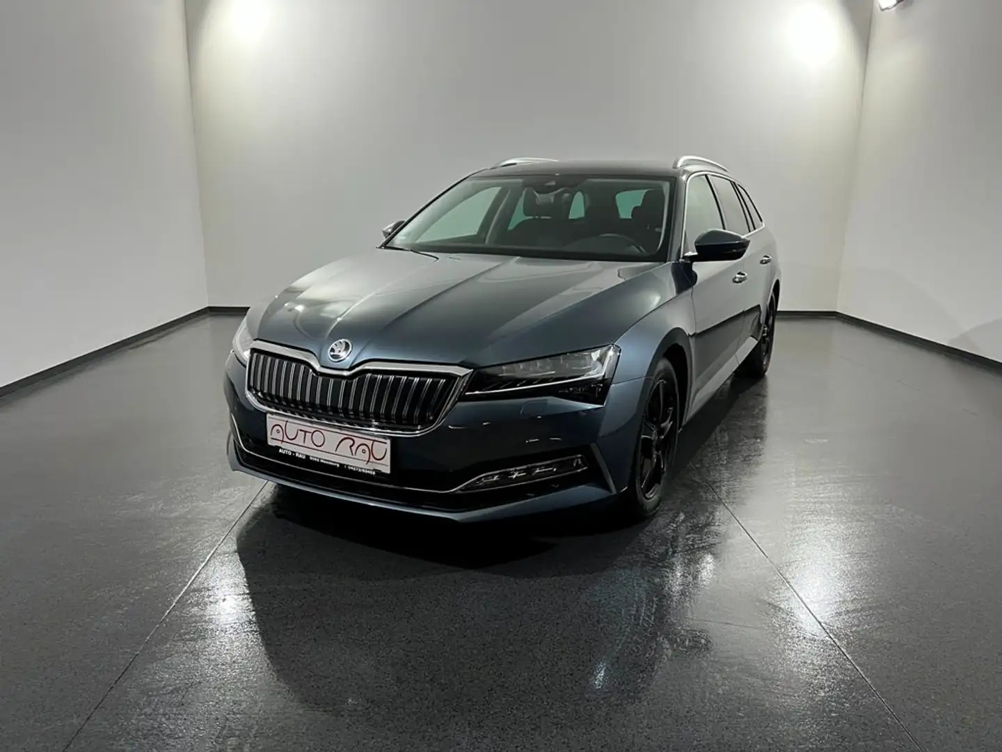 Skoda Superb Com. 1.4 TSI iV Style DSG *LED*AHK*NAVI* Grau - 2
