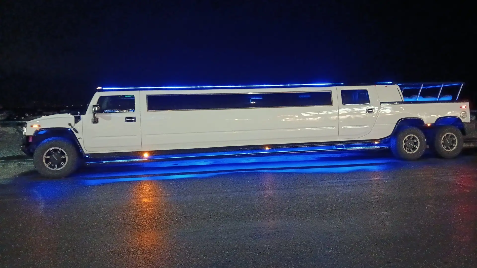 HUMMER H2 Hummer limousine - 1