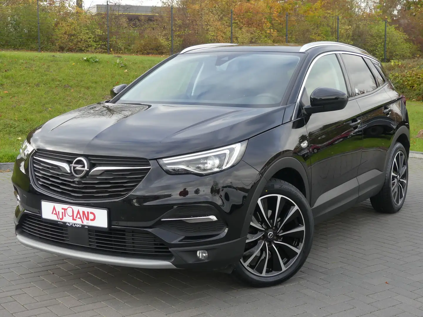 Opel Grandland 1.6 Turbo Ultimate Aut. AHK LED Navi Schwarz - 2