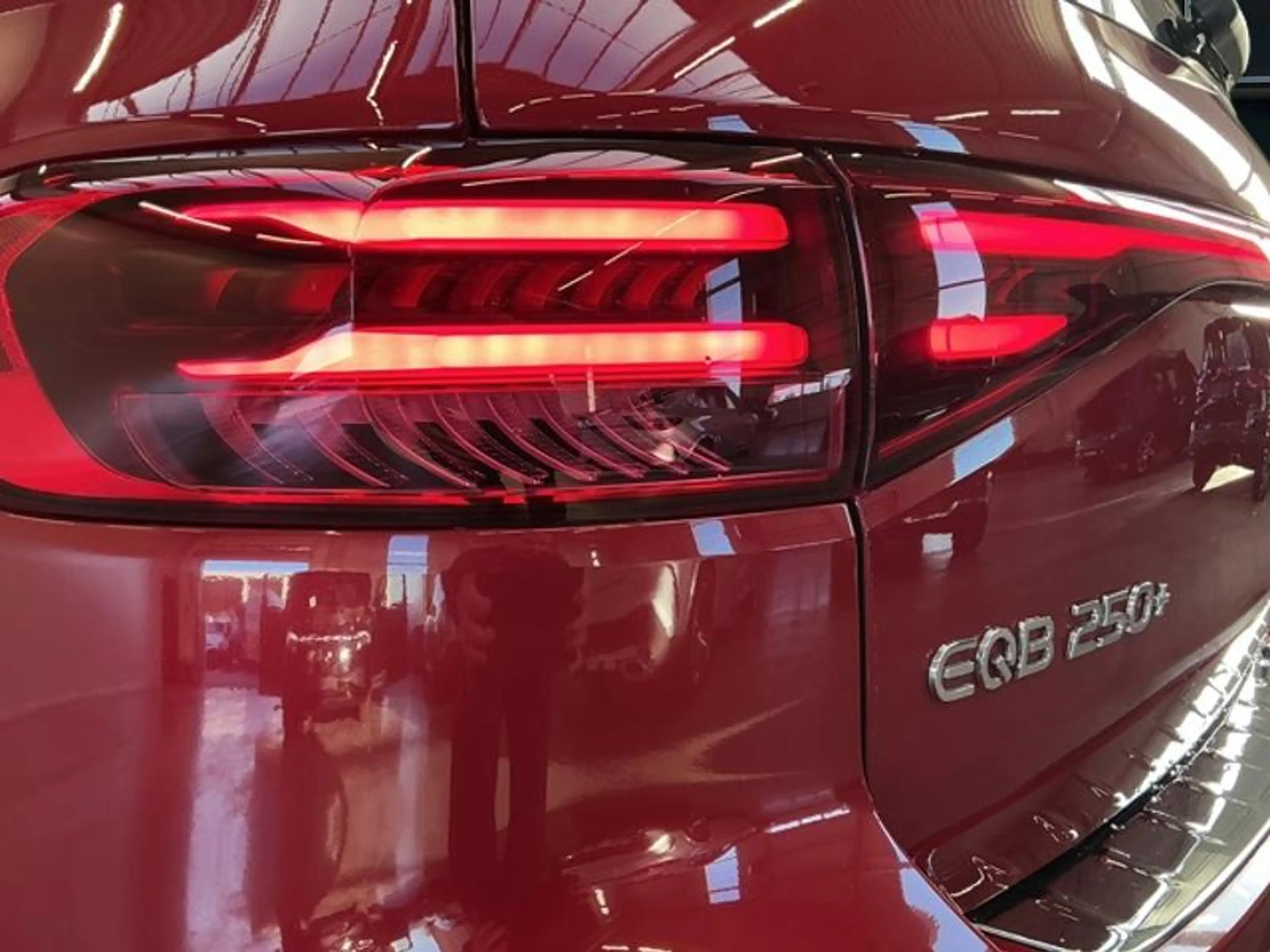 Mercedes-Benz EQB 250 + AMG Pack Night Toit Pano Burmester — photo 9