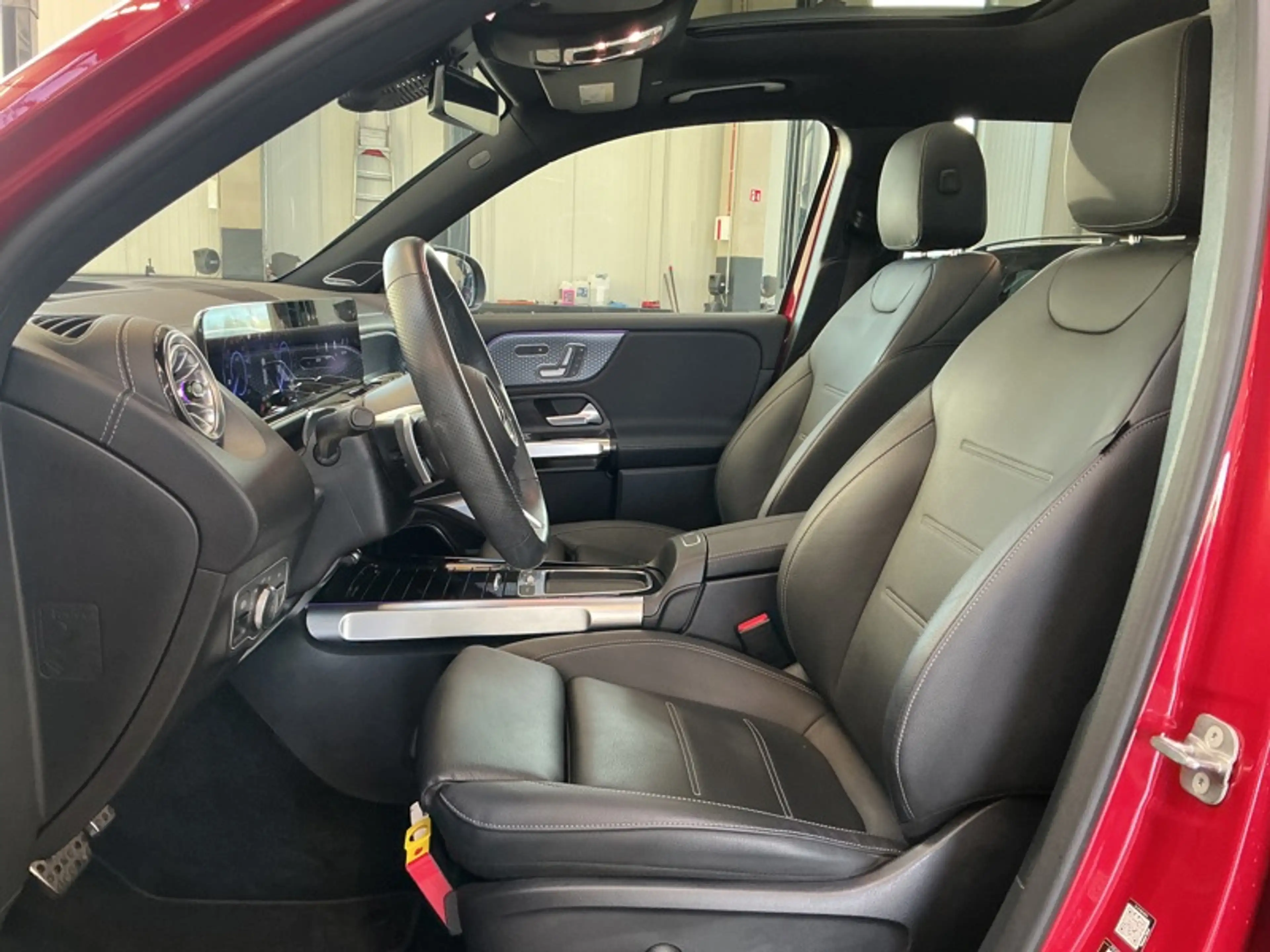 Mercedes-Benz EQB 250 + AMG Pack Night Toit Pano Burmester — photo 12