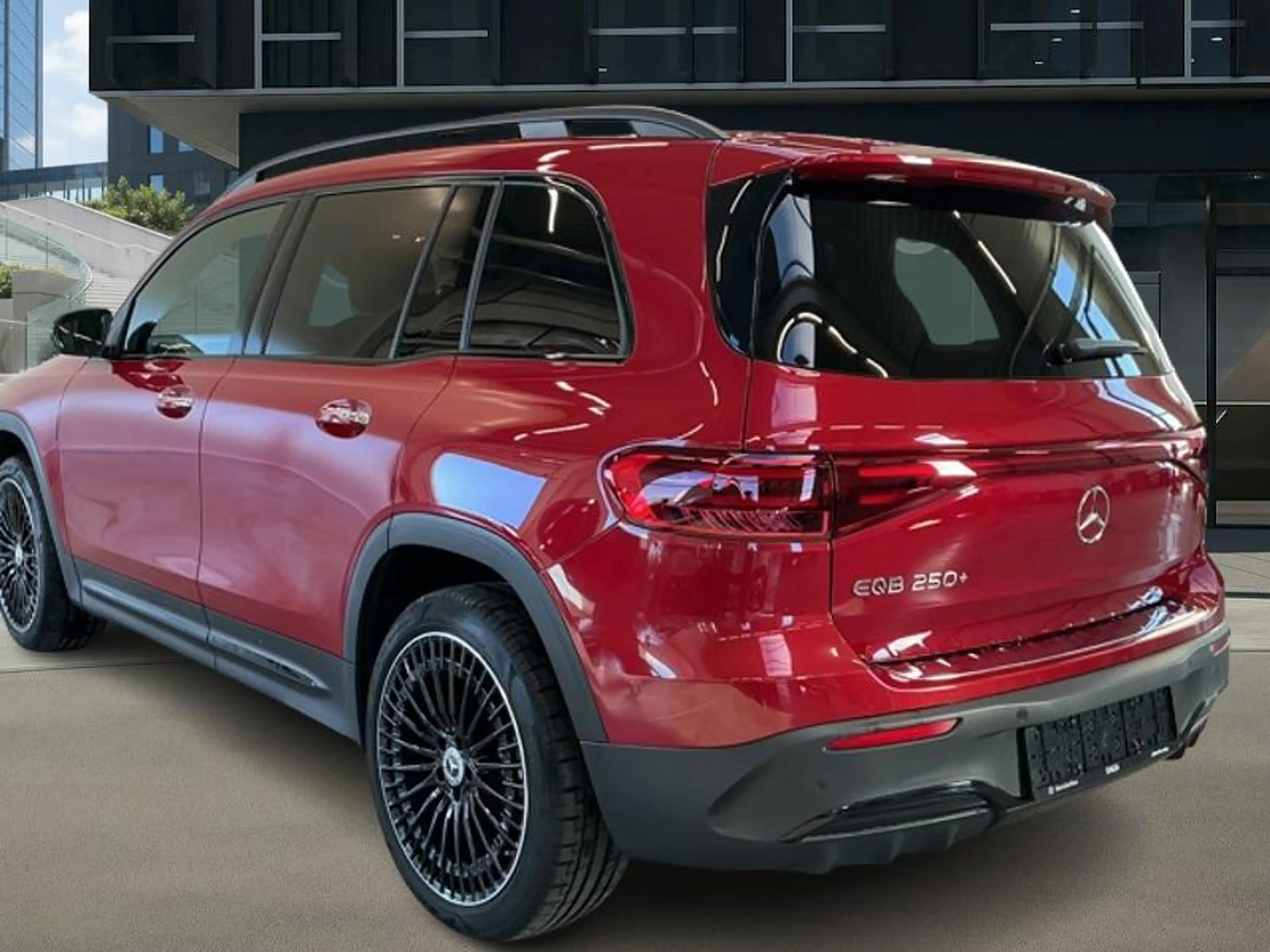 Mercedes-Benz EQB 250 + AMG Pack Night Toit Pano Burmester — photo 8