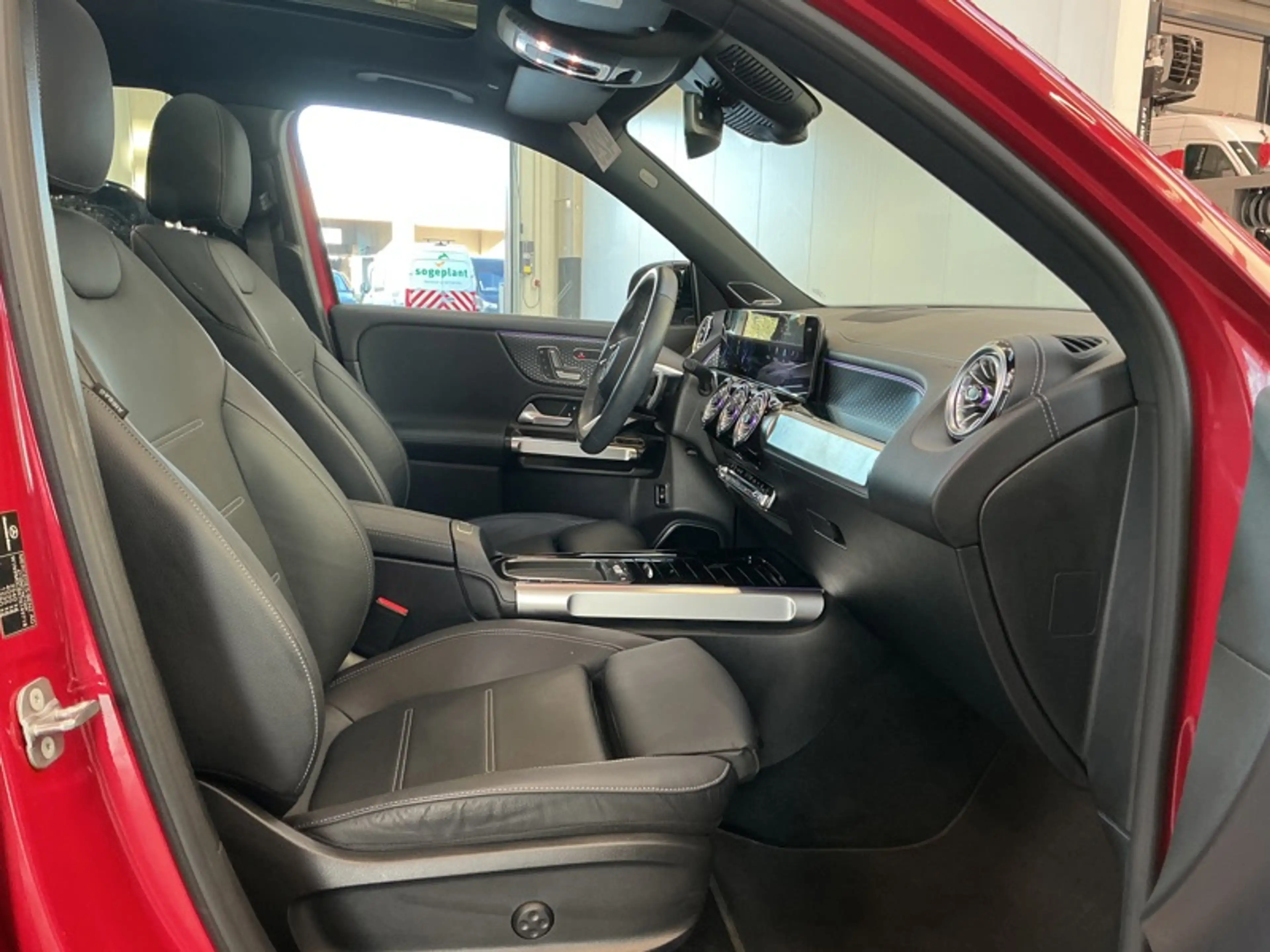 Mercedes-Benz EQB 250 + AMG Pack Night Toit Pano Burmester — photo 15